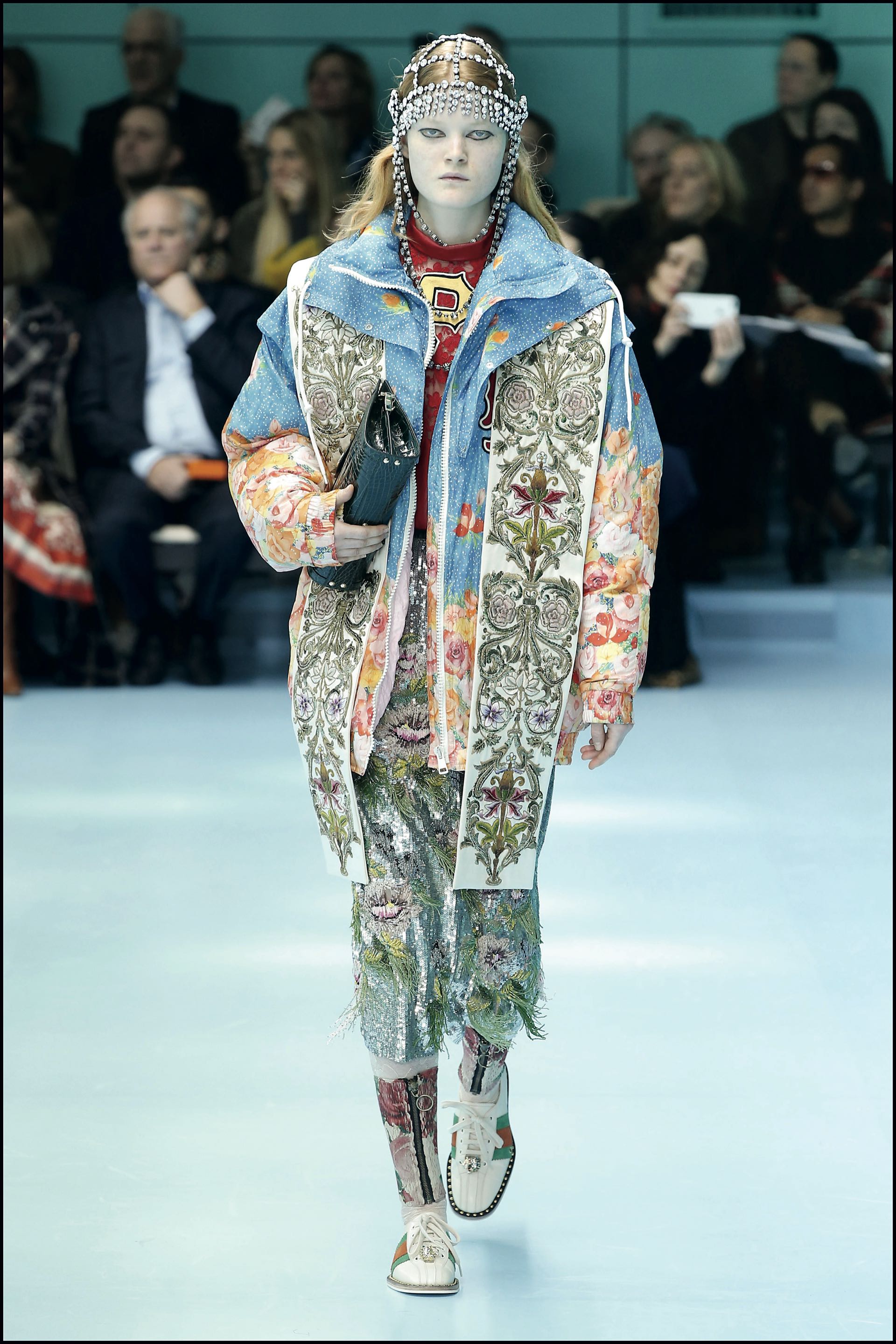 Una mezcla de looks: siluetas cocoon, estilo dandy, grandes hombros y un sinfín de prints.