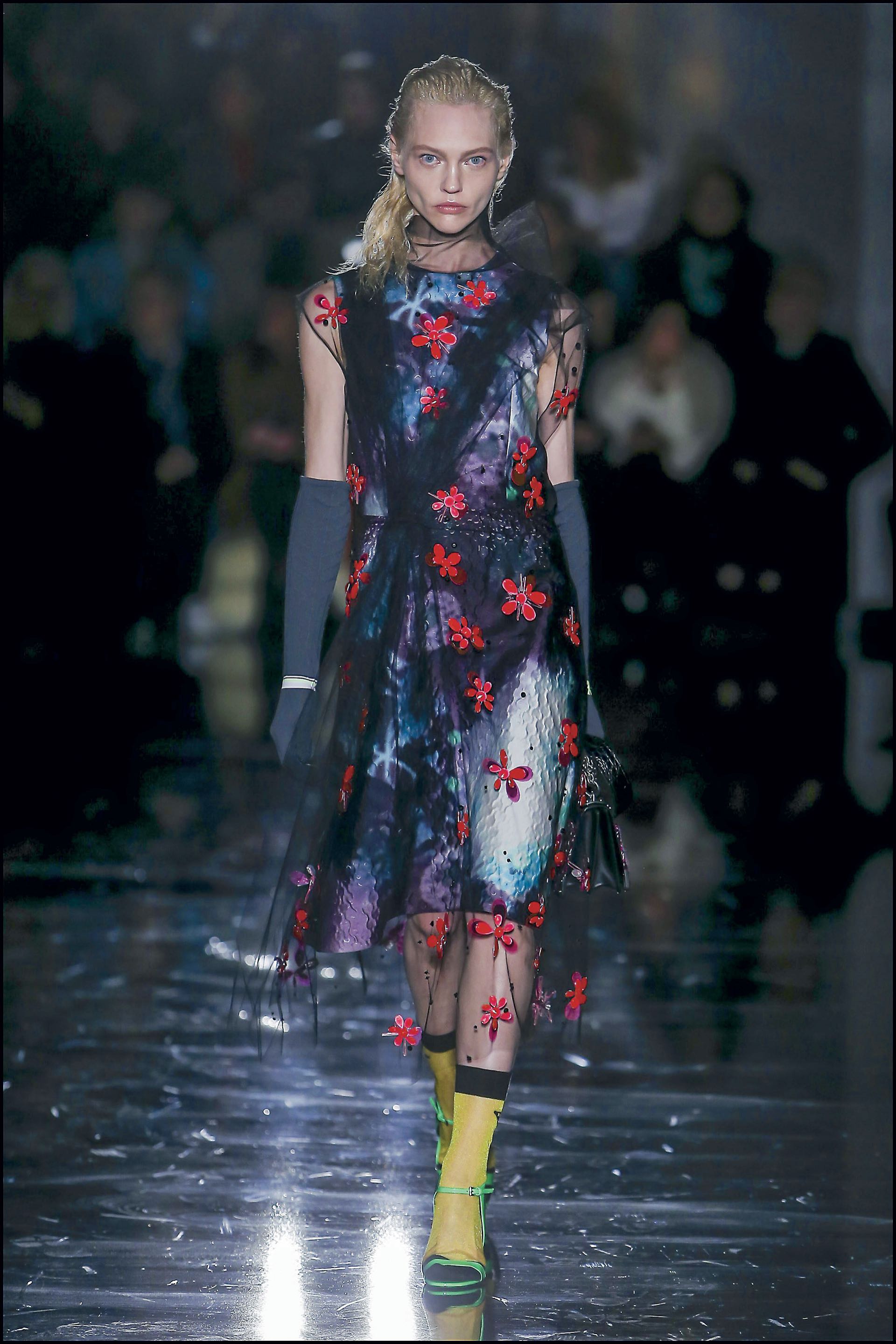 Aparecieron chaquetas oversize, telas impermeables, estampados psicodélicos, tules que sobresalían bajo grandes chalecos y zapatos con calcetines.