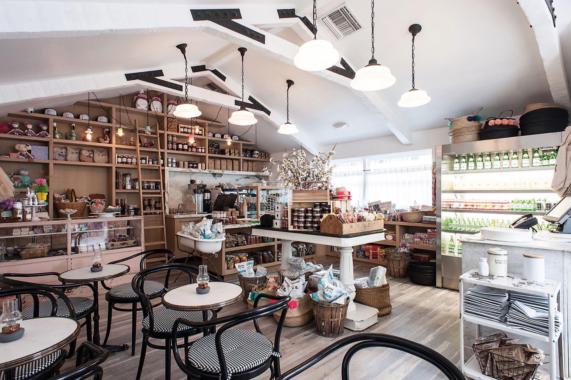 Se encuentra en 9010 Melrose Ave West Hollywwod.
