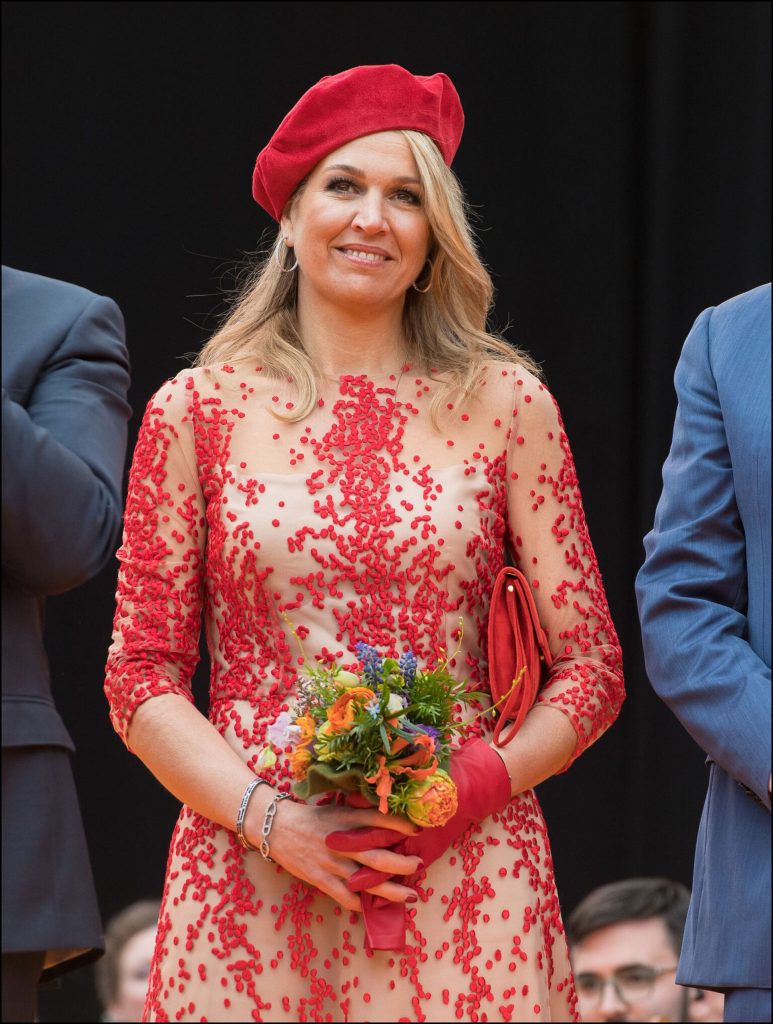 La Reina deslumbró por su look borado en tono rojo y el toque glamoroso fue la boina