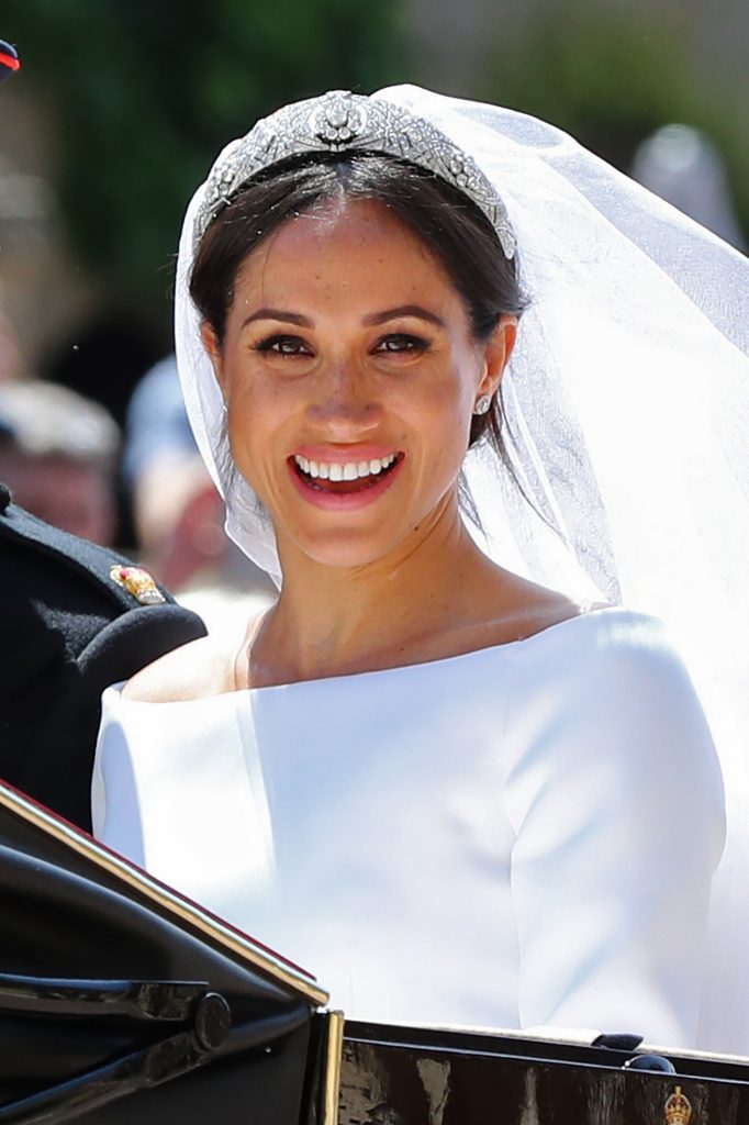 La exactriz estadounidense Meghan Markle llevaba un vestido de novia de color blanco creado por la diseñadora británica Clare Waight Keller, directora artística de la casa de alta costura francesa Givenchy.