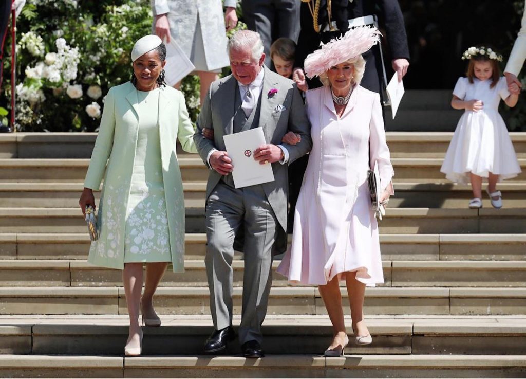 Doria Raglan, la mamá de Meghan, el príncipe Carlos y Camila dejan la iglesia.