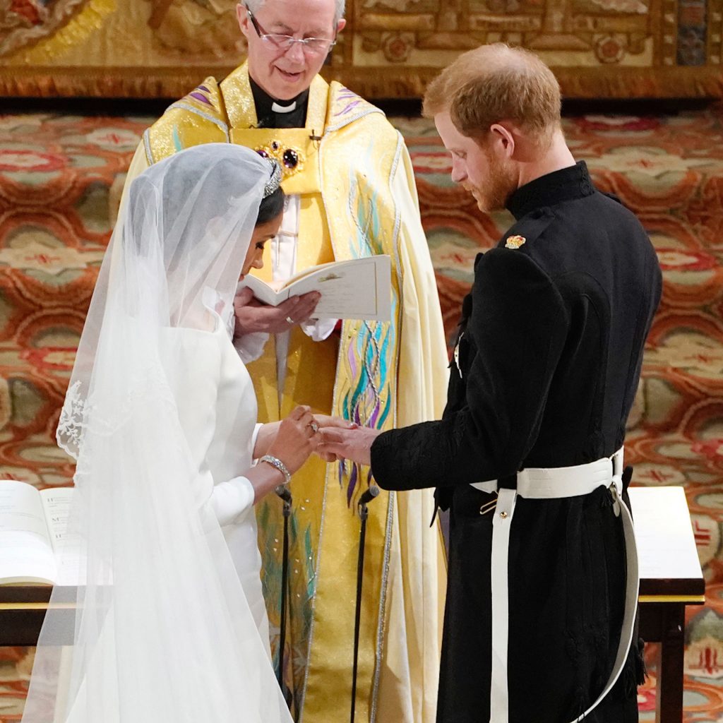 Otro guiño de igualdad, Meghan le coloca la alianza a Harry