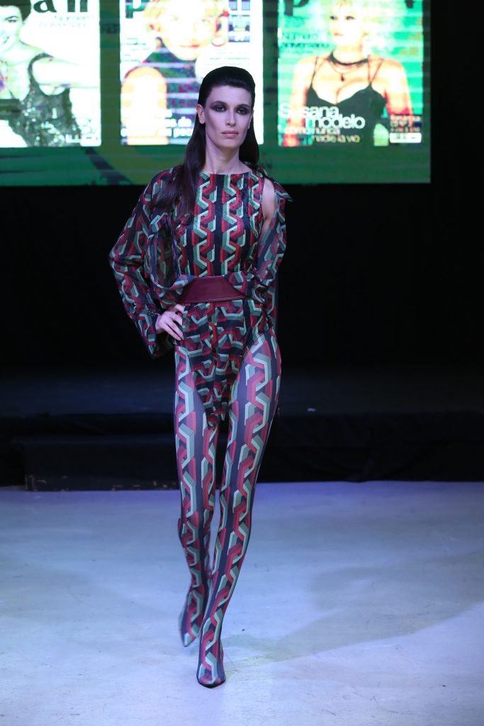 El total look noventoso de Laurencio Adot, top de chifon y legging botas con estampa digital