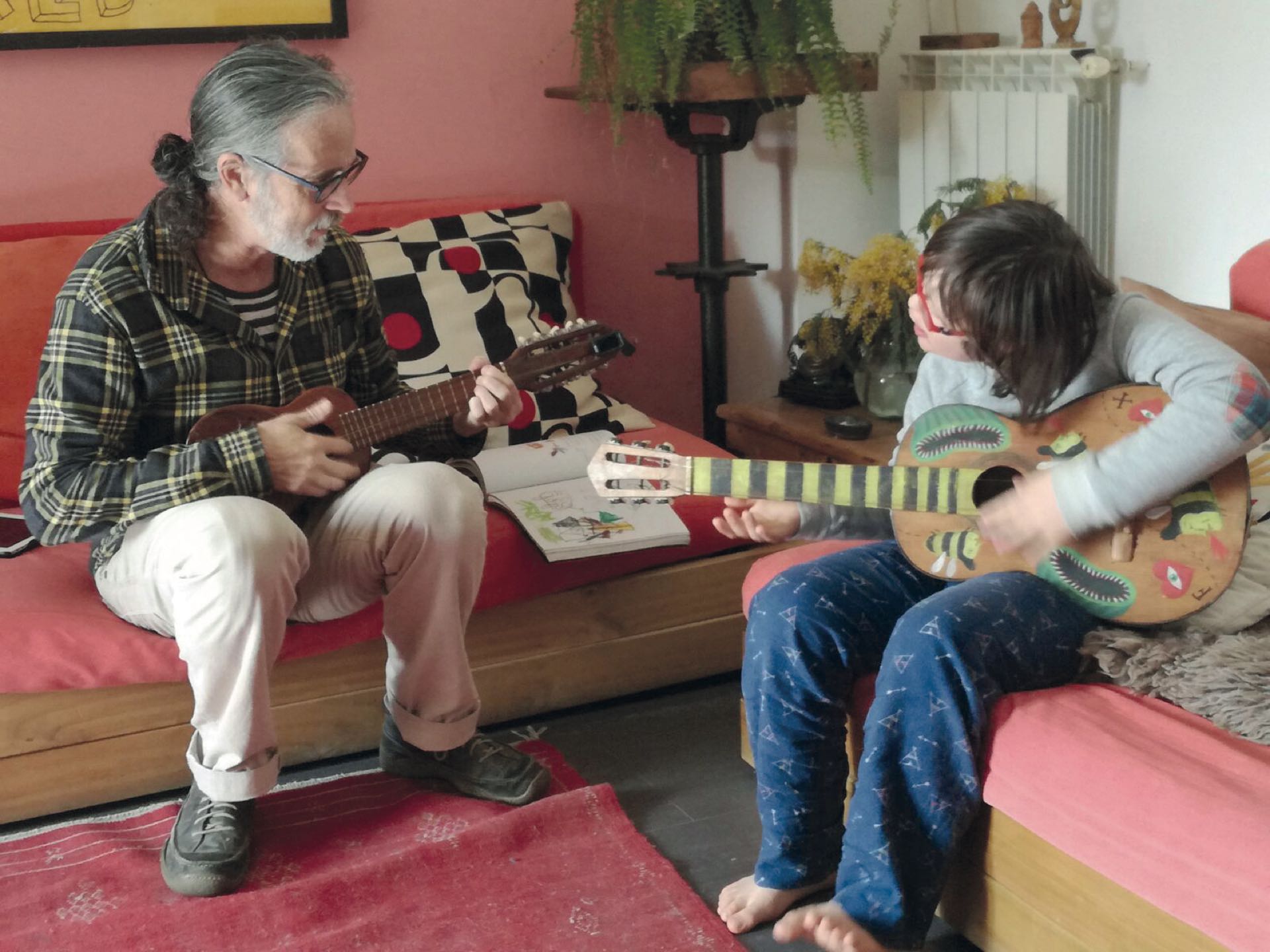 Mallko tenía 8 años cuando su papá, ilustrador argentino que vive en España, compartió en Mallko y papá la experiencia transformadora de la llegada de un hijo con Síndrome de Down.