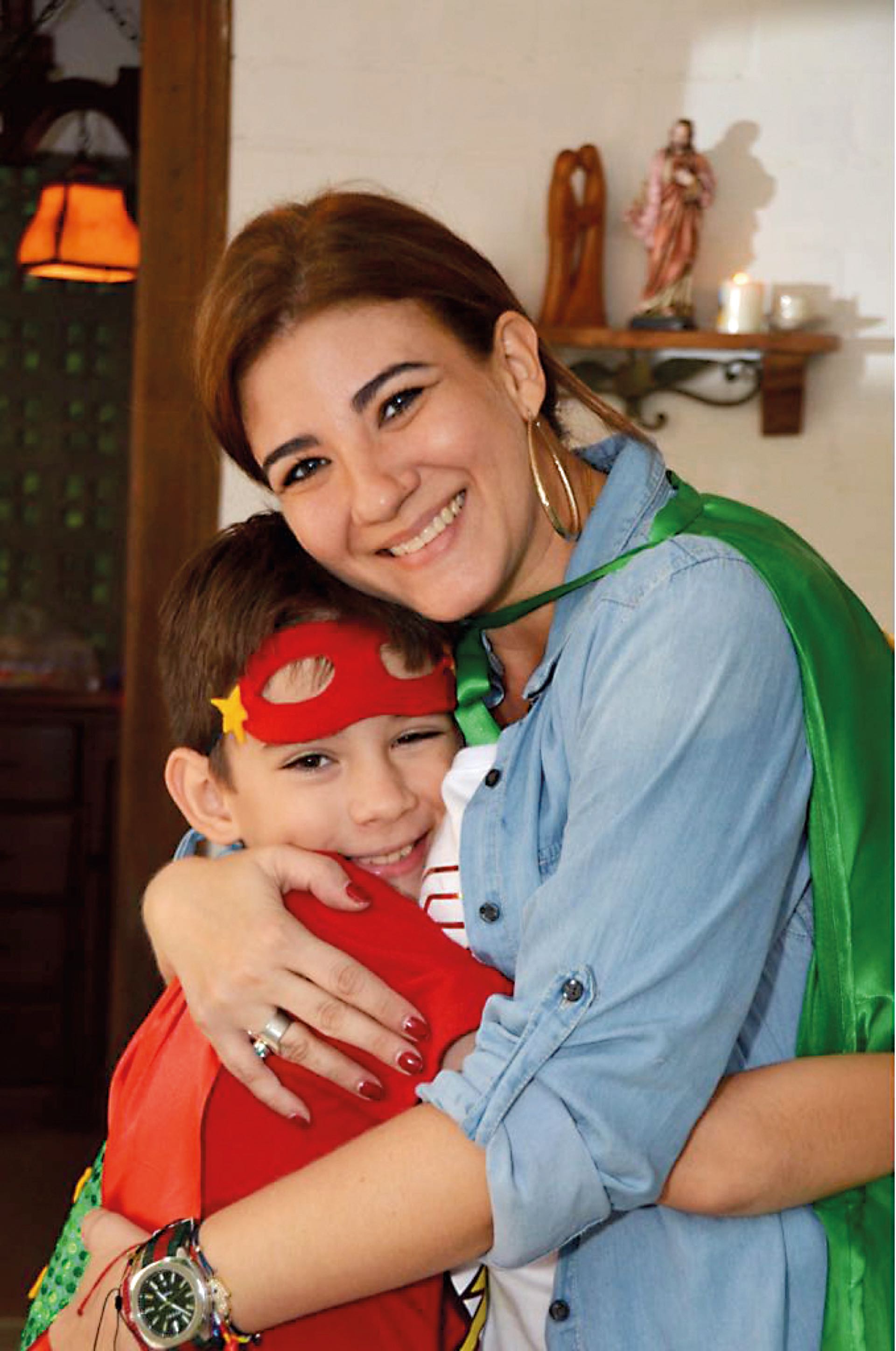 Junto a su mamá, Andrea Villegas.