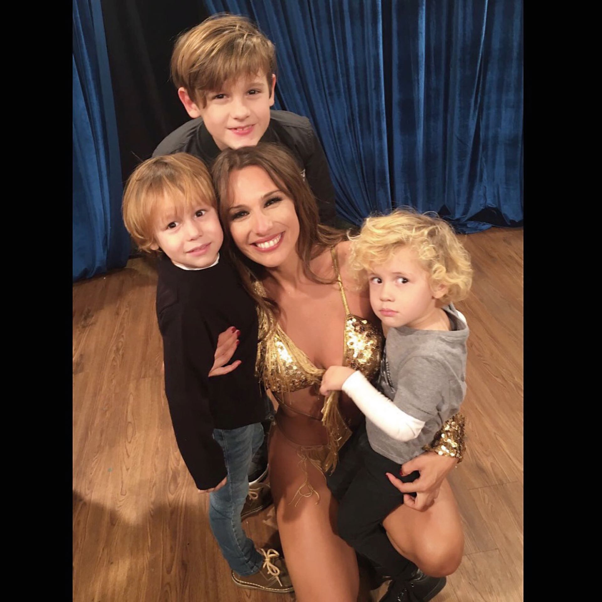 En el Bailando junto a sus hijos Bautista, Beltrán y Benicio.