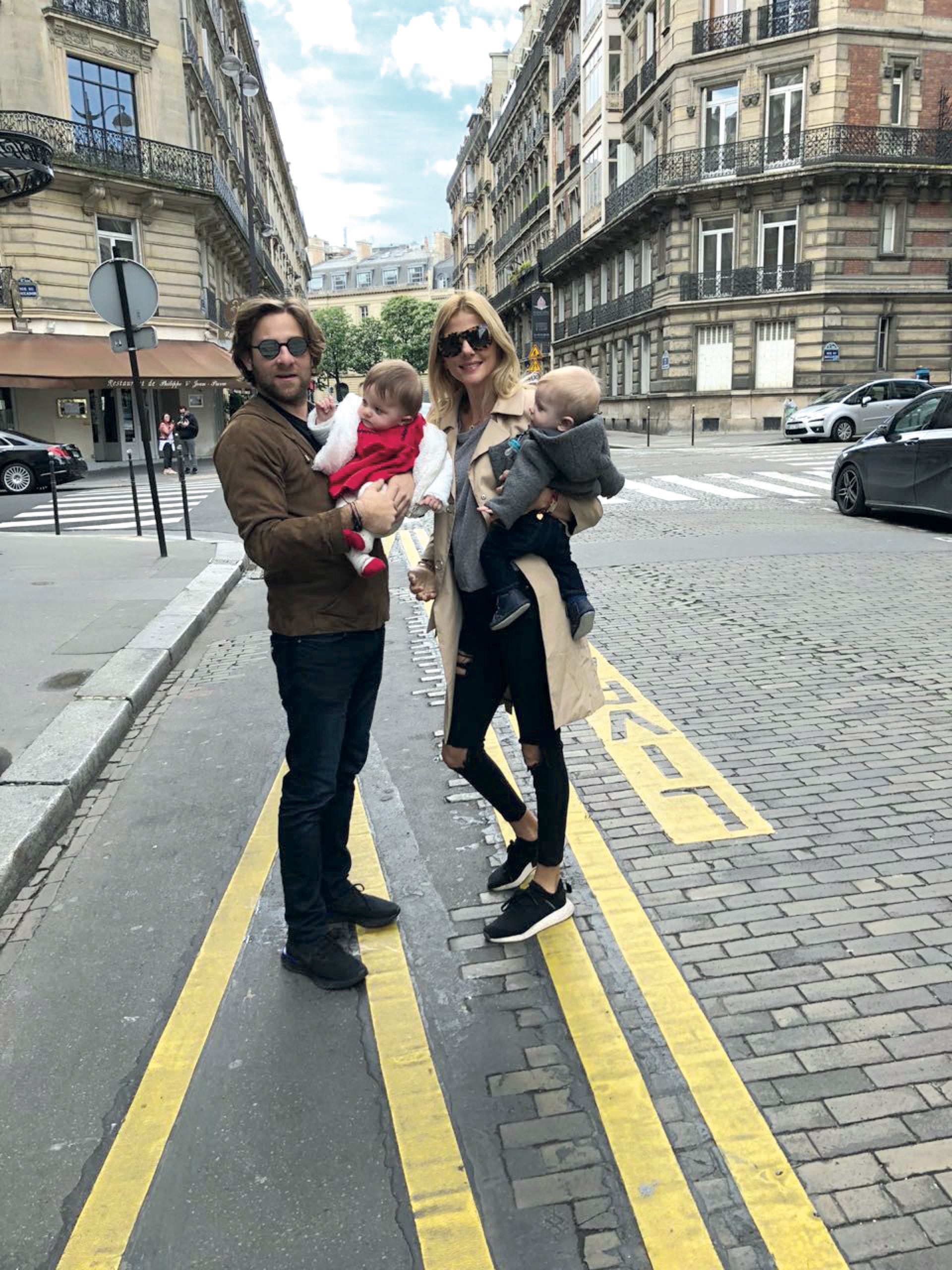 Con su marido, el diseñador de interiores.