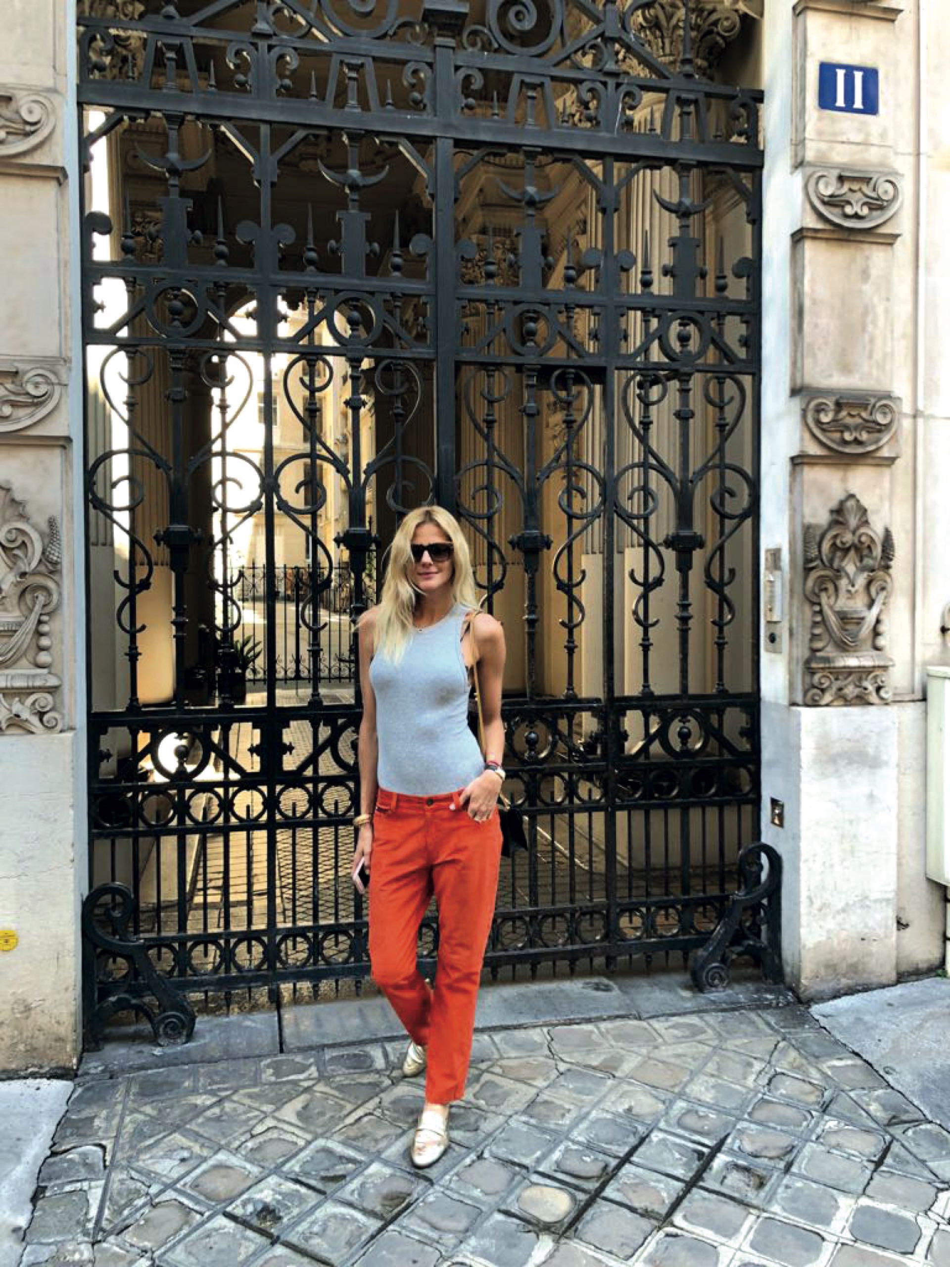 En la puerta de su casa.