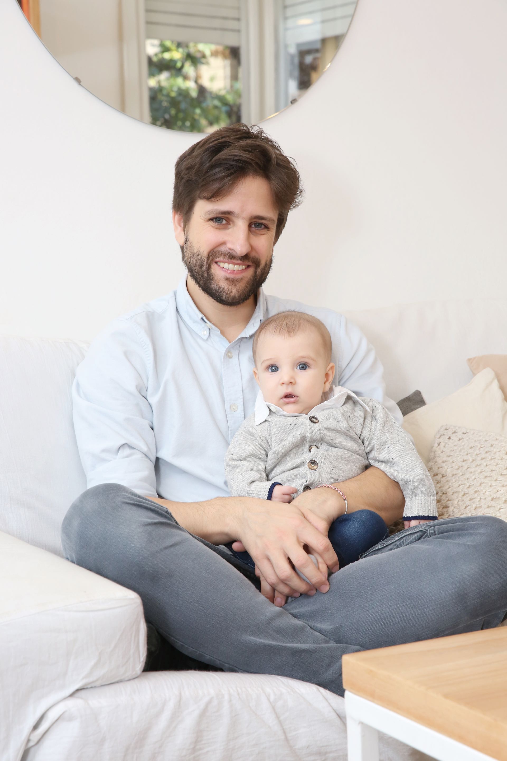 “Yo no creo que todos los padres de mi generación sean iguales y no tiene por qué ser así, tenemos algunas parejas de amigos parecidas a nosotros y otras en las que las mujeres se quedan en su casa cuidando los chicos y ellos se van todo el día a trabajar”.