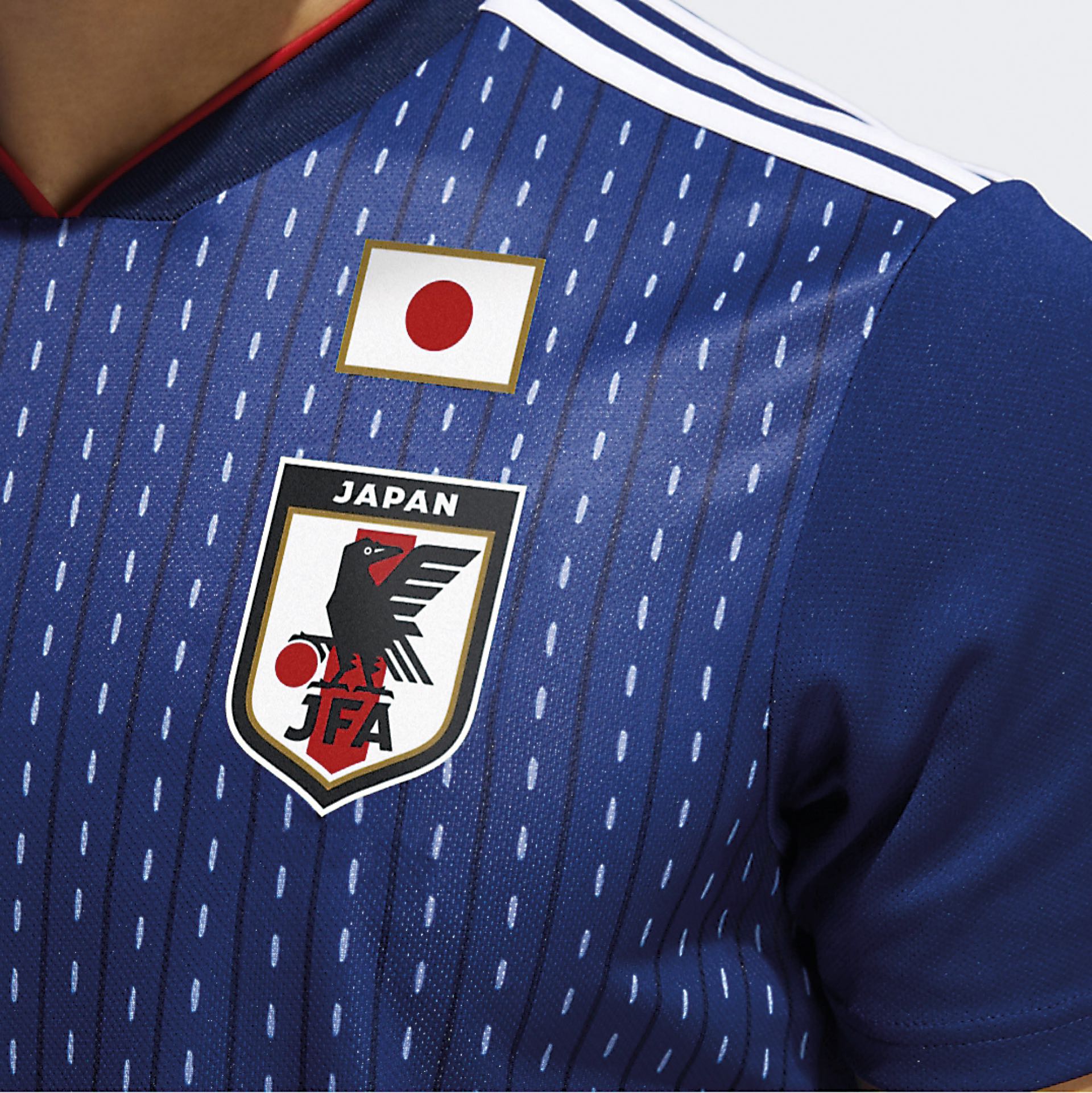 Técnicas de bordado tradicional en la camiseta de Japón. Los detalles predominan en los looks de Rusia 2018.