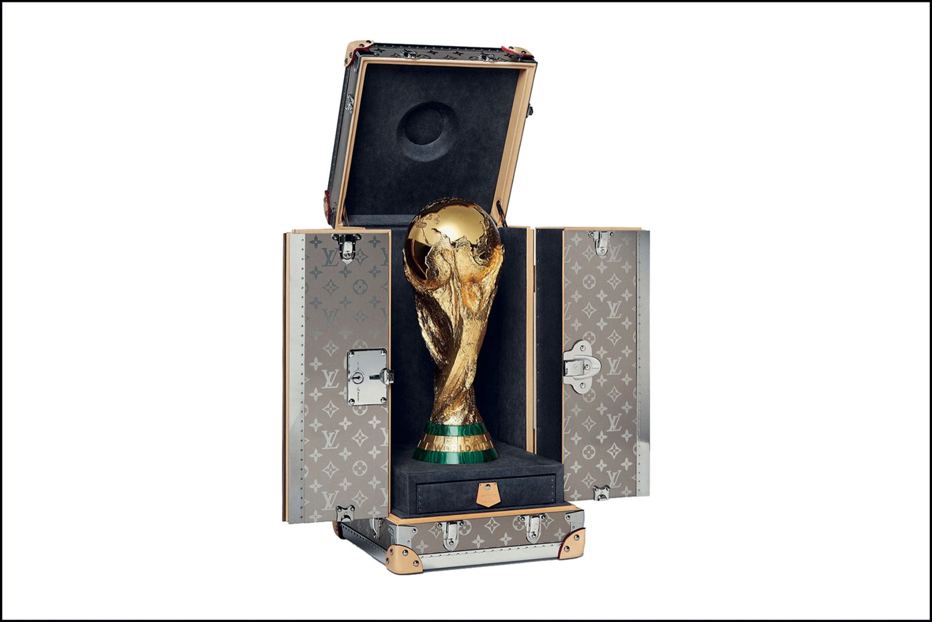 El cofre soñado by Louis Vuitton. Guardián de la Copa del Mundo.