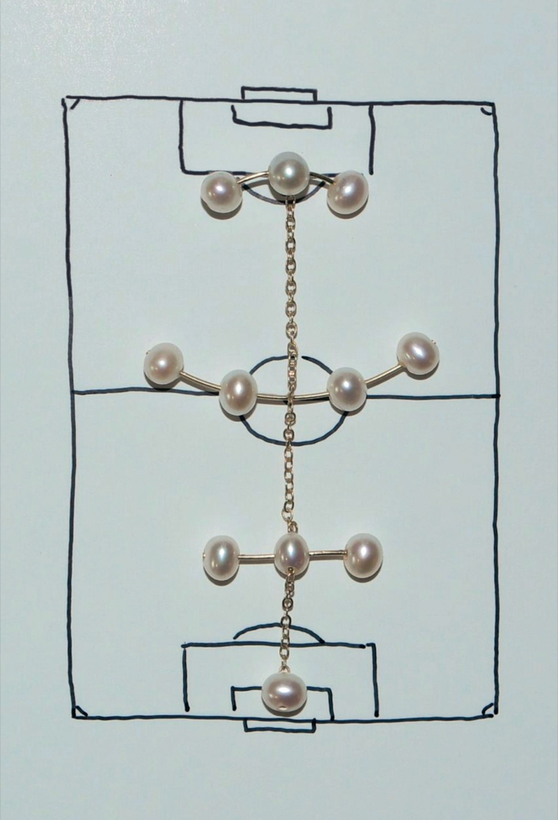 Aros con estrategias futboleras hechas joyería por Saskia Diez.