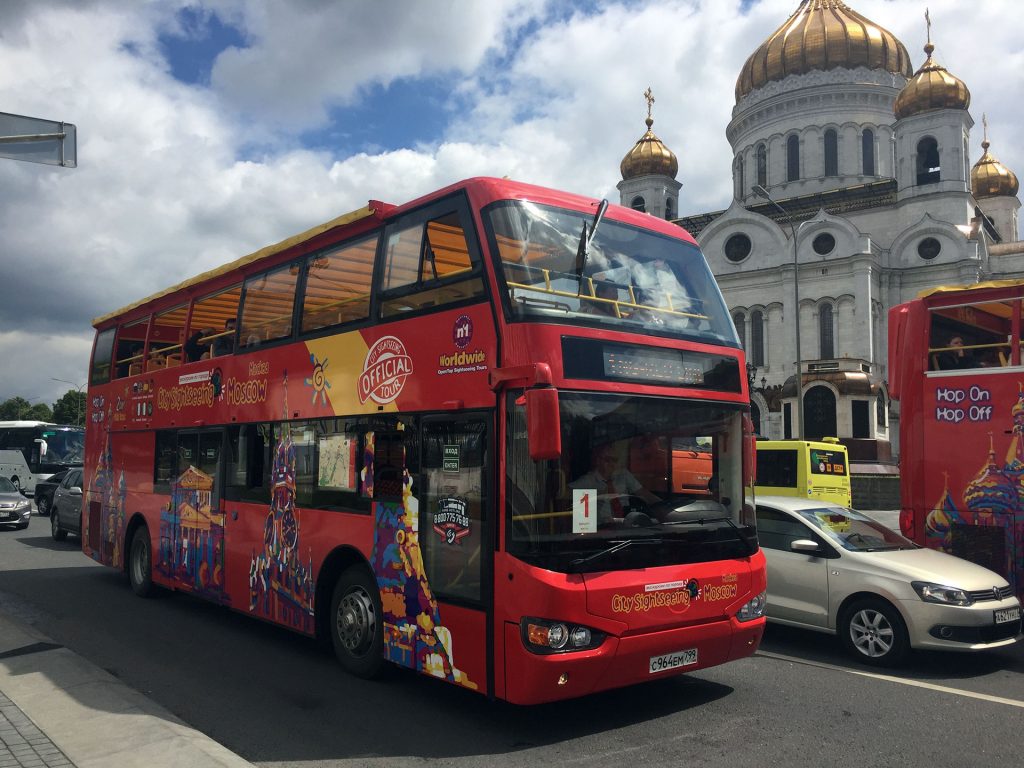 Un city tour pasa frente a la Catedral de Cristo Salvador, uno de los atractivos de una ciudad que parece no necesitar del fútbol para llamar la atención.