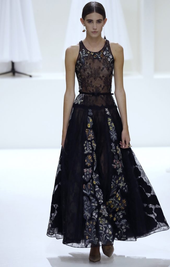 A model presents a creation by Christian Dior during the 2018-2019 Fall/Winter Haute Couture collection fashion show in Paris, on July 2, 2018. / AFP PHOTO / FRANCOIS GUILLOT