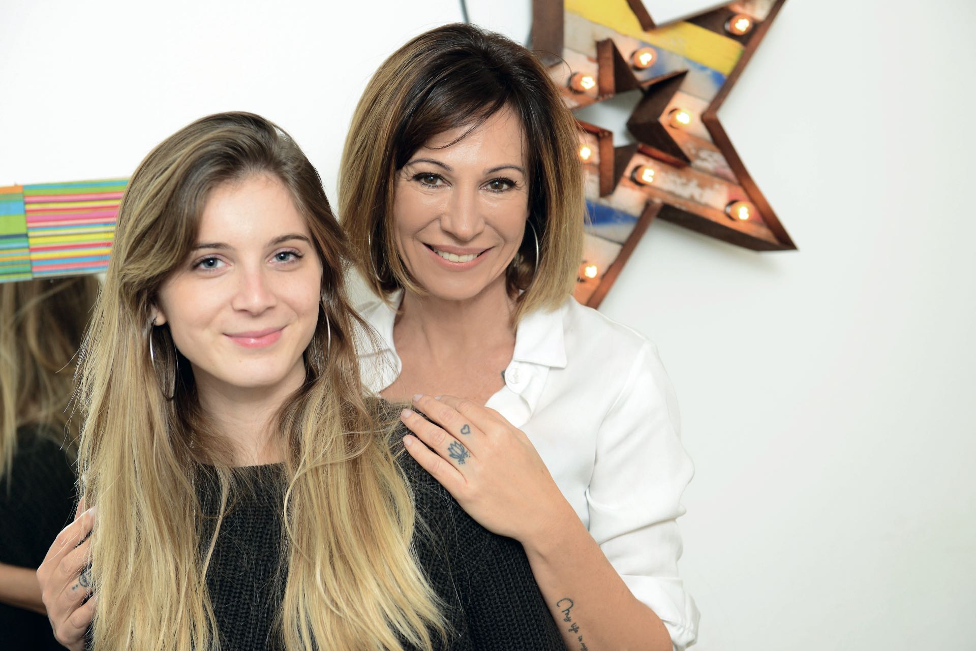 Claudia junto a su hija Felicitas, que la ayuda en su consultorio.