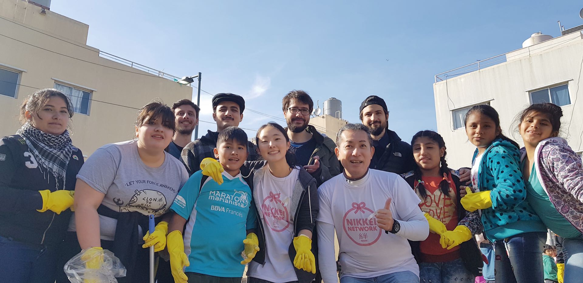 Se replica. El embajador de Japón, Noriteru Fukushima, en plena limpieza junto a los chicos y voluntarios en Villa Soldati. Parte del Proyecto Kizuna y #LimpiezaxJapón.
