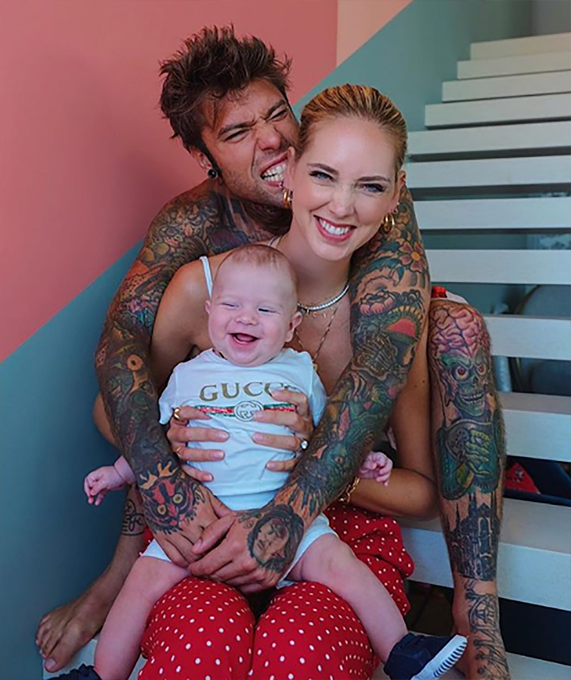 Junto a su familia: el rapero Fedez y su hijo Leo.