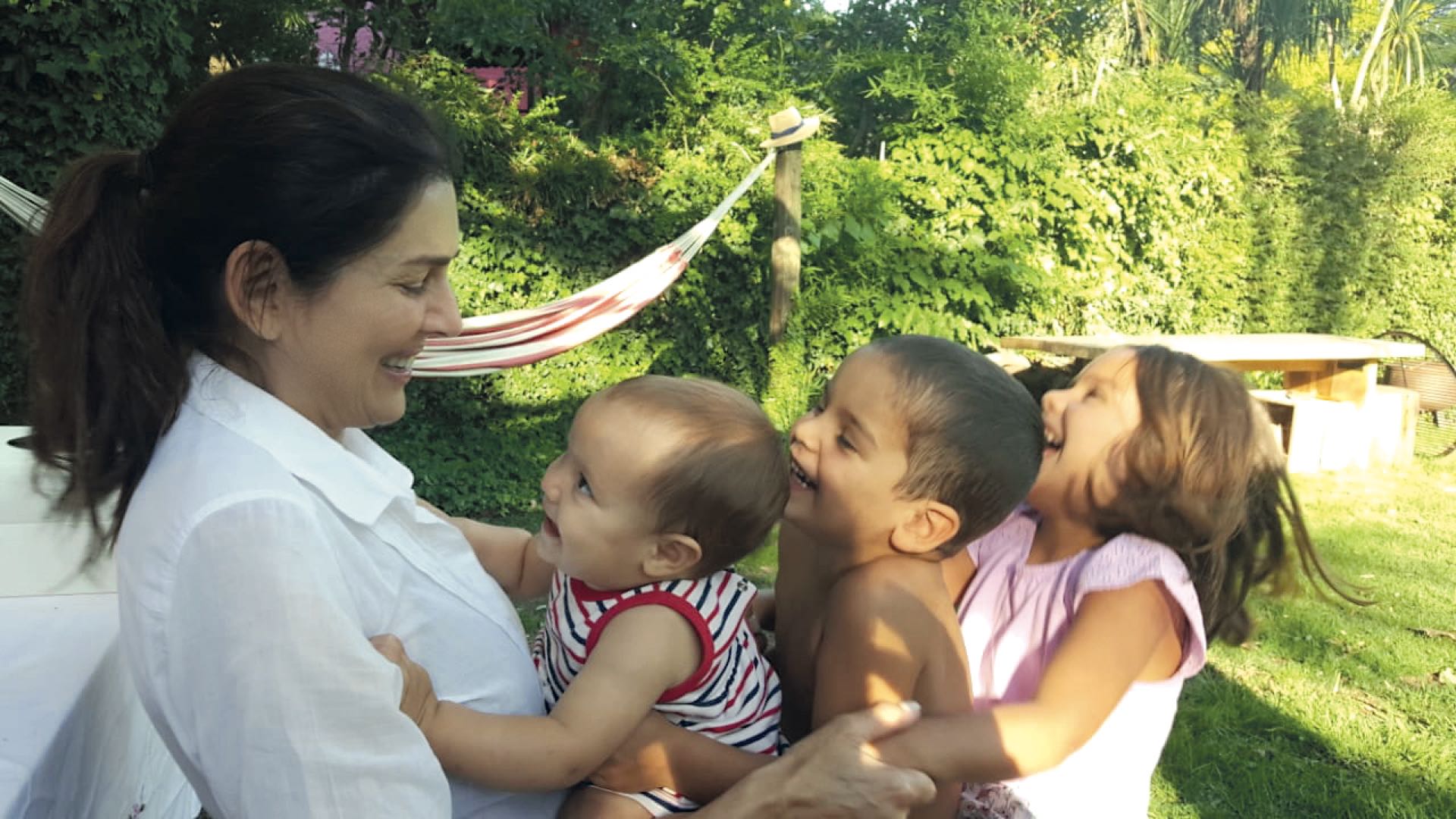 Feliz con sus tres nietos: Olivia (5), Ramón (3) y Jacinta (1).