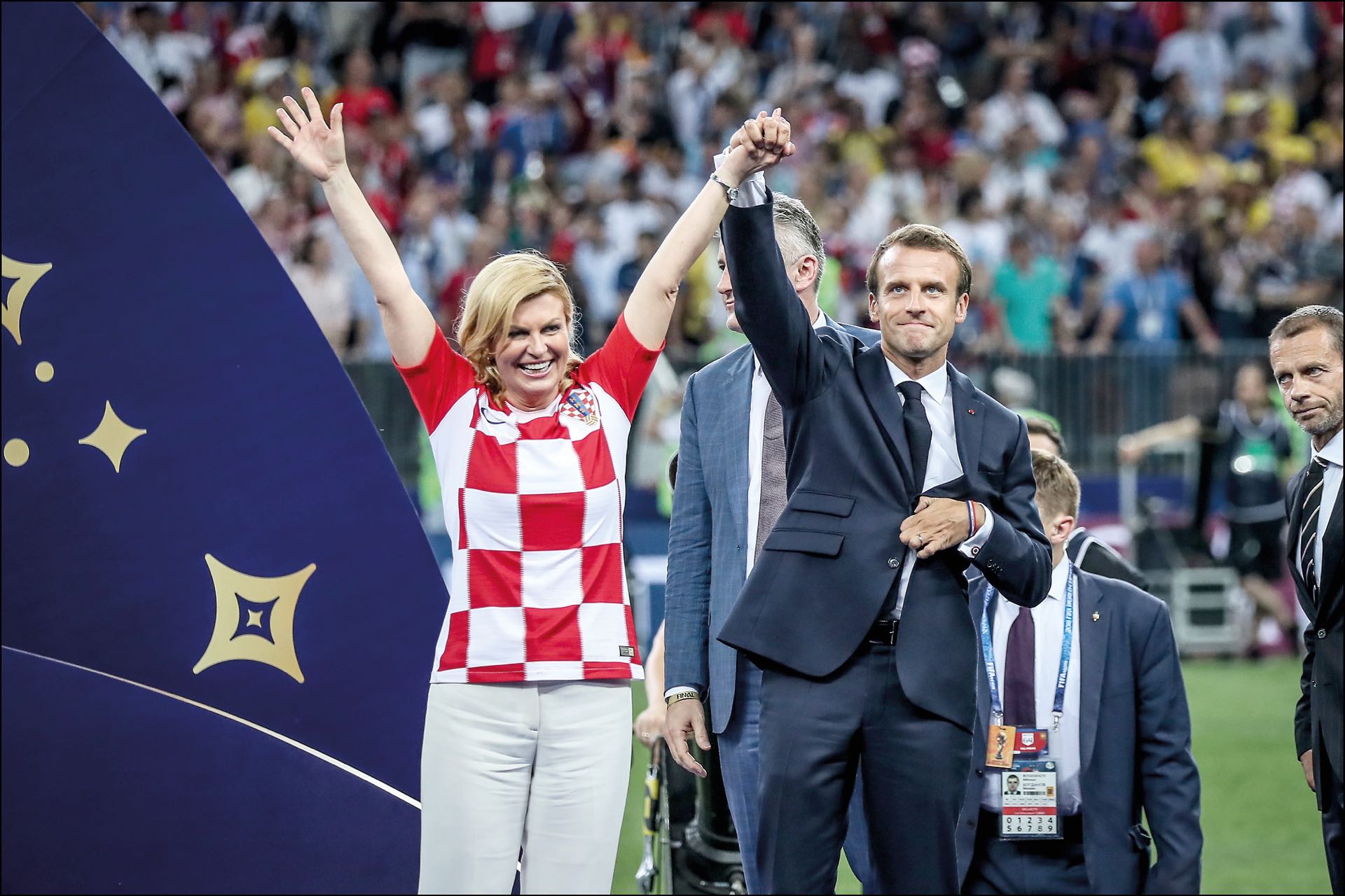 Emmanuel Macron y Croatie Kolinda Grabar-Kitarovic - Finale de la Coupe du Monde de Football 2018 en Russie ‡ Moscou, opposant la France ‡ la Croatie (4-2). Le 15 juillet 2018 -- Finale of the Football World Cup 2018 in Russia, Moscow. On july 15th 2018