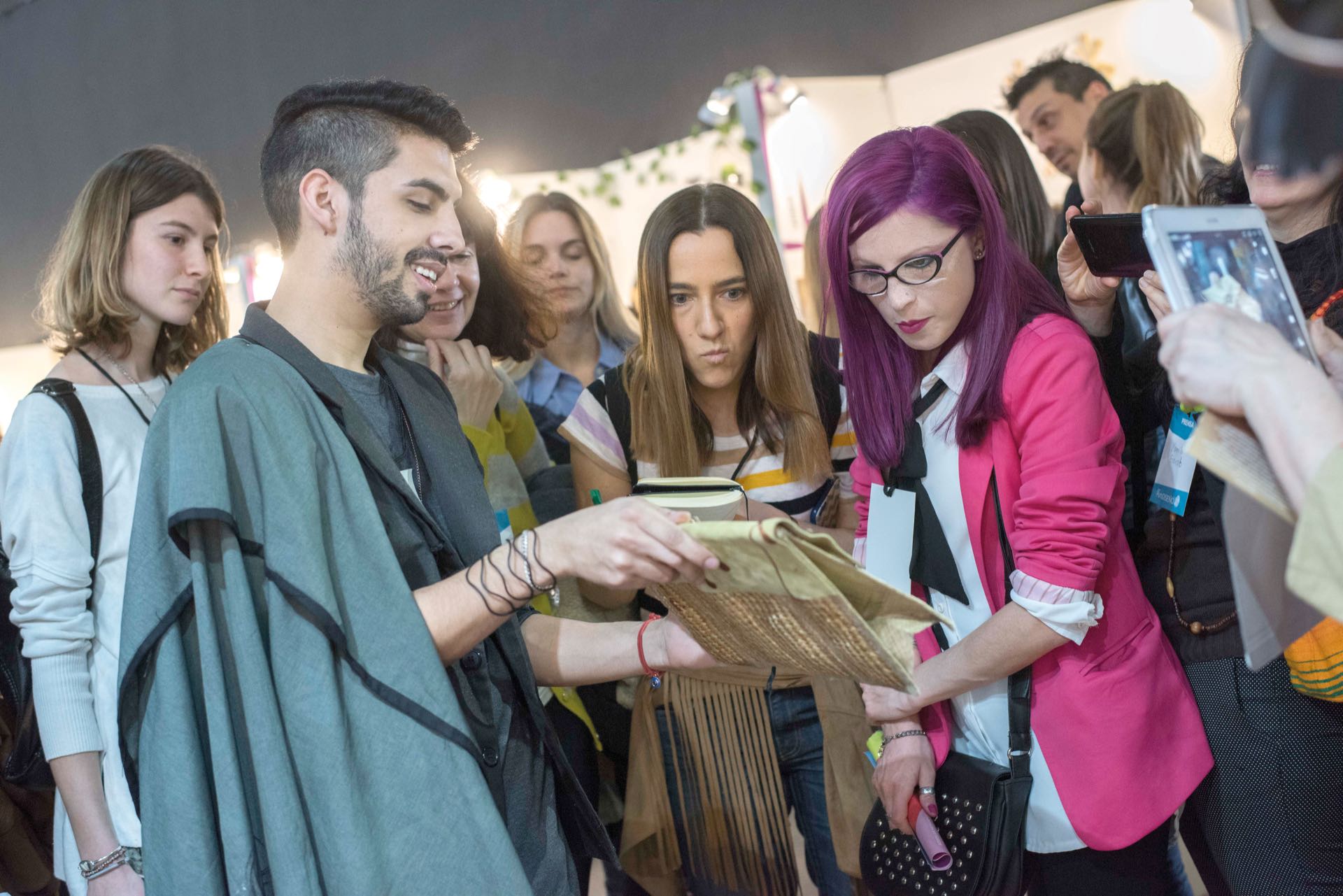 La Selección - Fase Emergente fue una llave para abrir grandes puertas de muchos contactos. Además, trabajamos junto a Catalina Guzmán (Blackñandú) en la creación de una cápsula de diseño llamada Alumiar, donde se fusionó su material (cuero vacuno y aluminio) y el mío (mimbre)”. Mauro Pesoa, de la marca Mauro Pesoa, diseño de autor, uno de los ganadores de La Selección - Fase Emergente del año pasado.