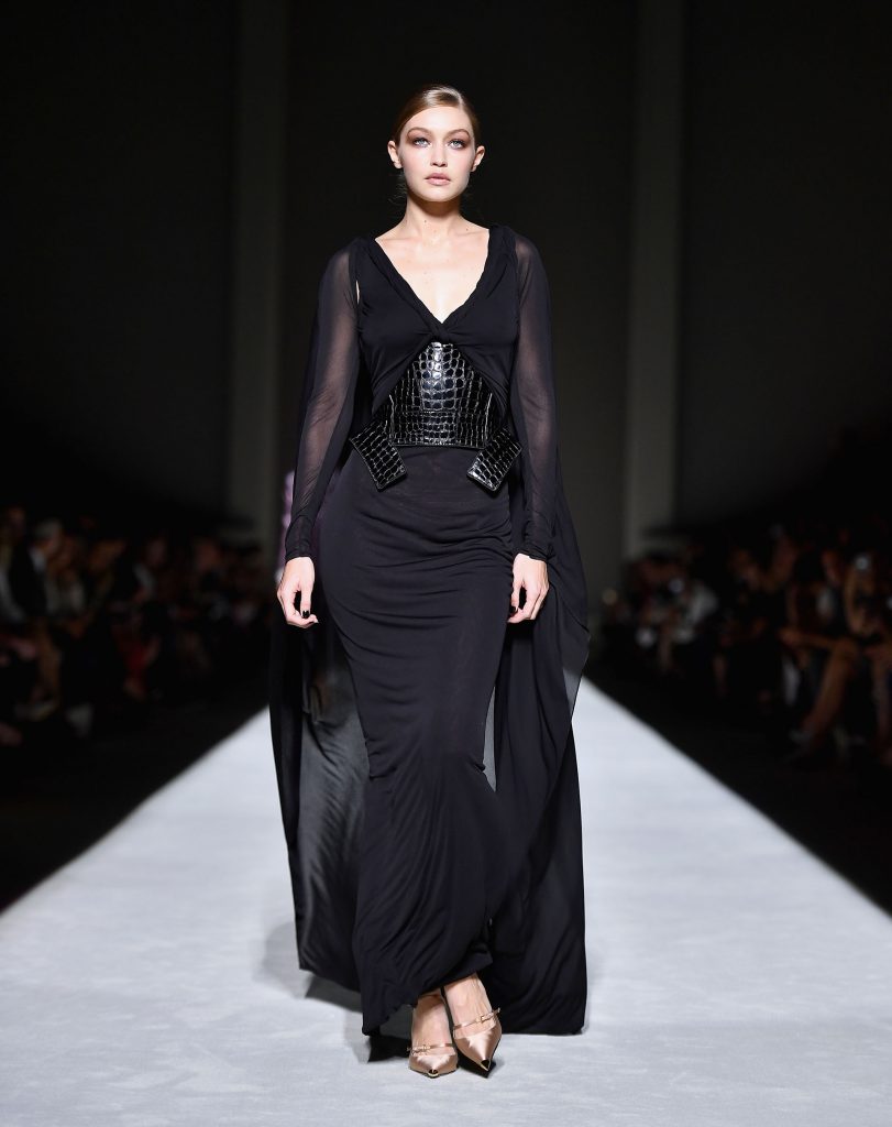 Gigi Hadid enfudada en vestido negro con transparencias (AFP PHOTO / Angela Weiss)