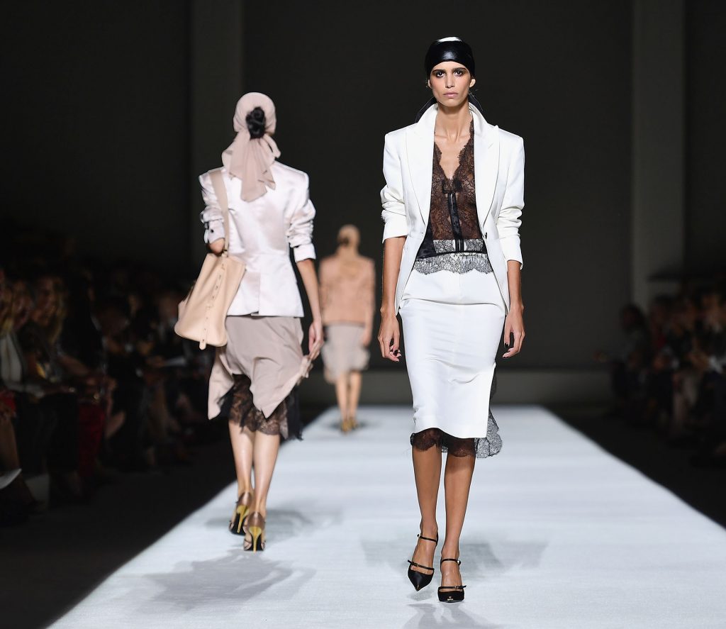 Trajes femeninos en blanco, negro y malva. El toque must: los pañuelos en la cabeza