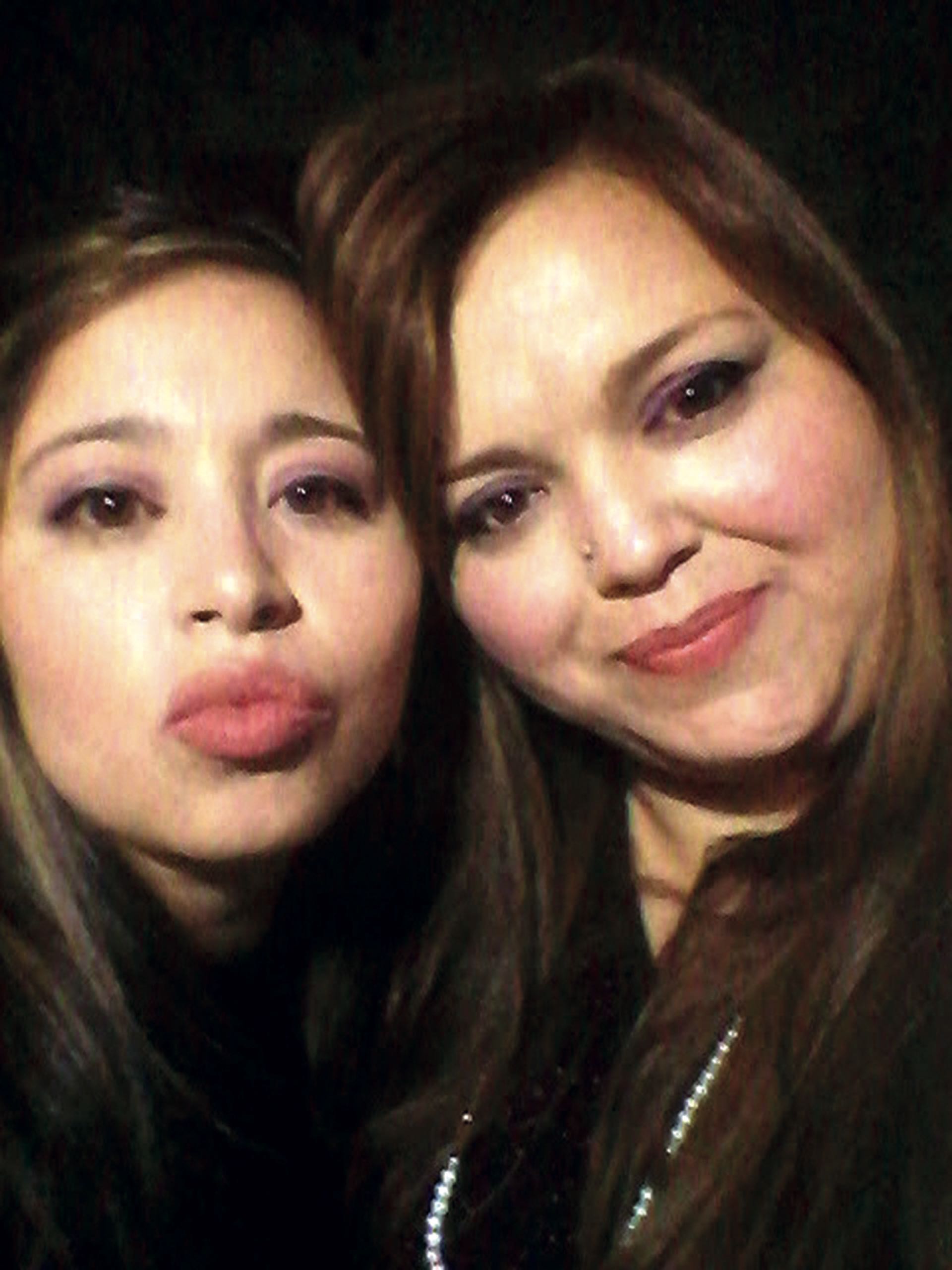 Romina con su hermana mayor, Alejandra (izq.). Su familia quiere que su muerte sea ejemplo y prevención.