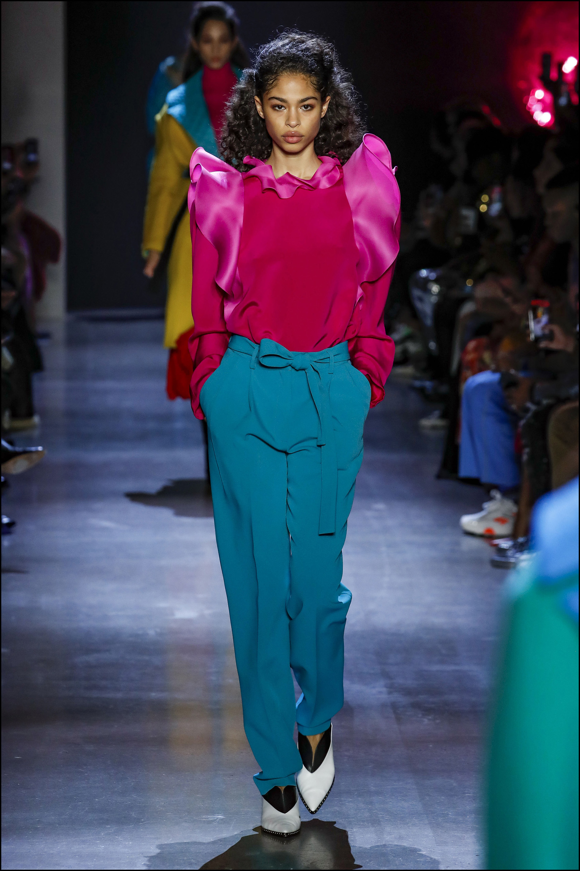 Volados y lazos en outfits de pantalón y blusas.