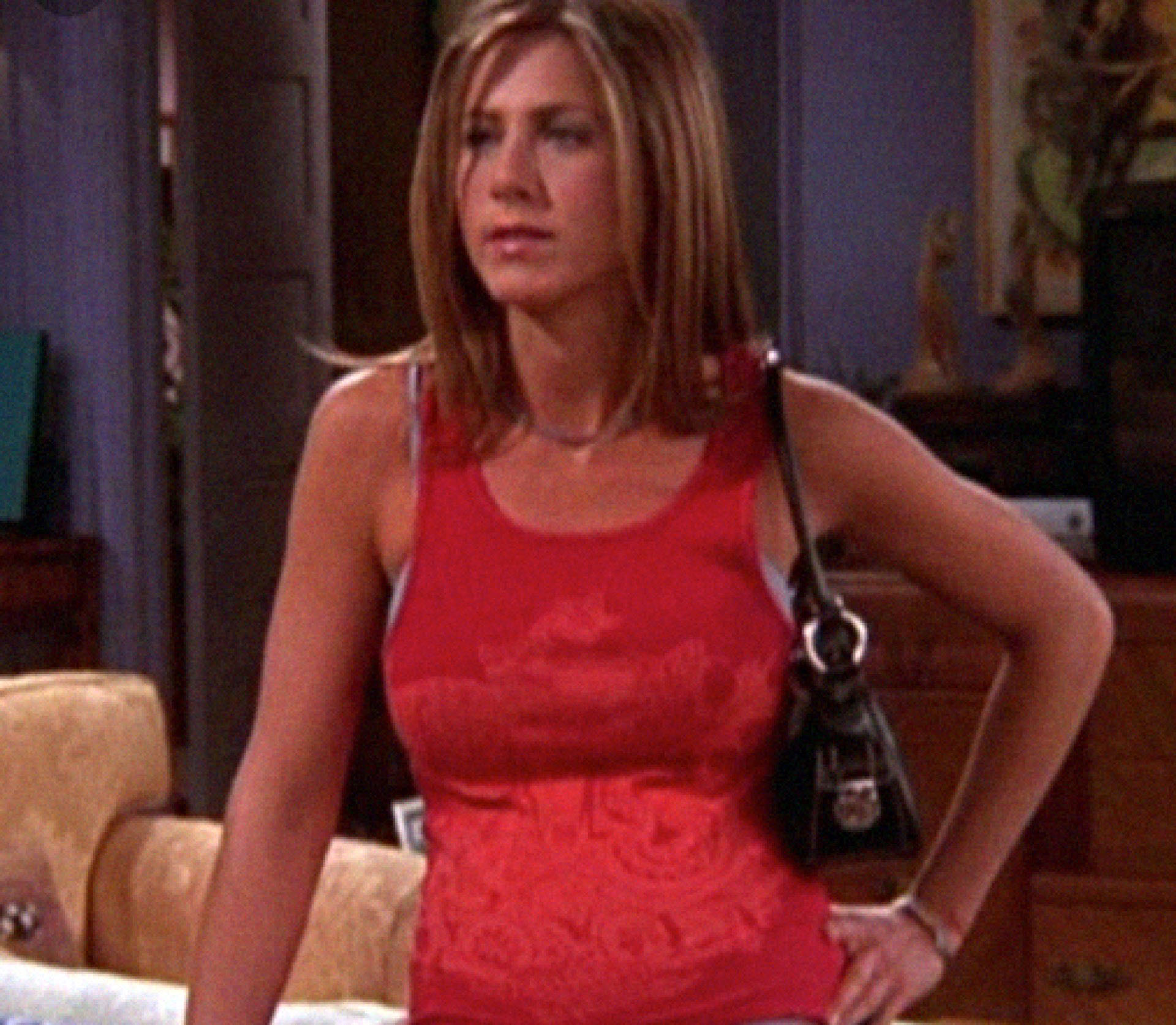Jennifer Aniston como Rachel Green usando una cartera baguette.