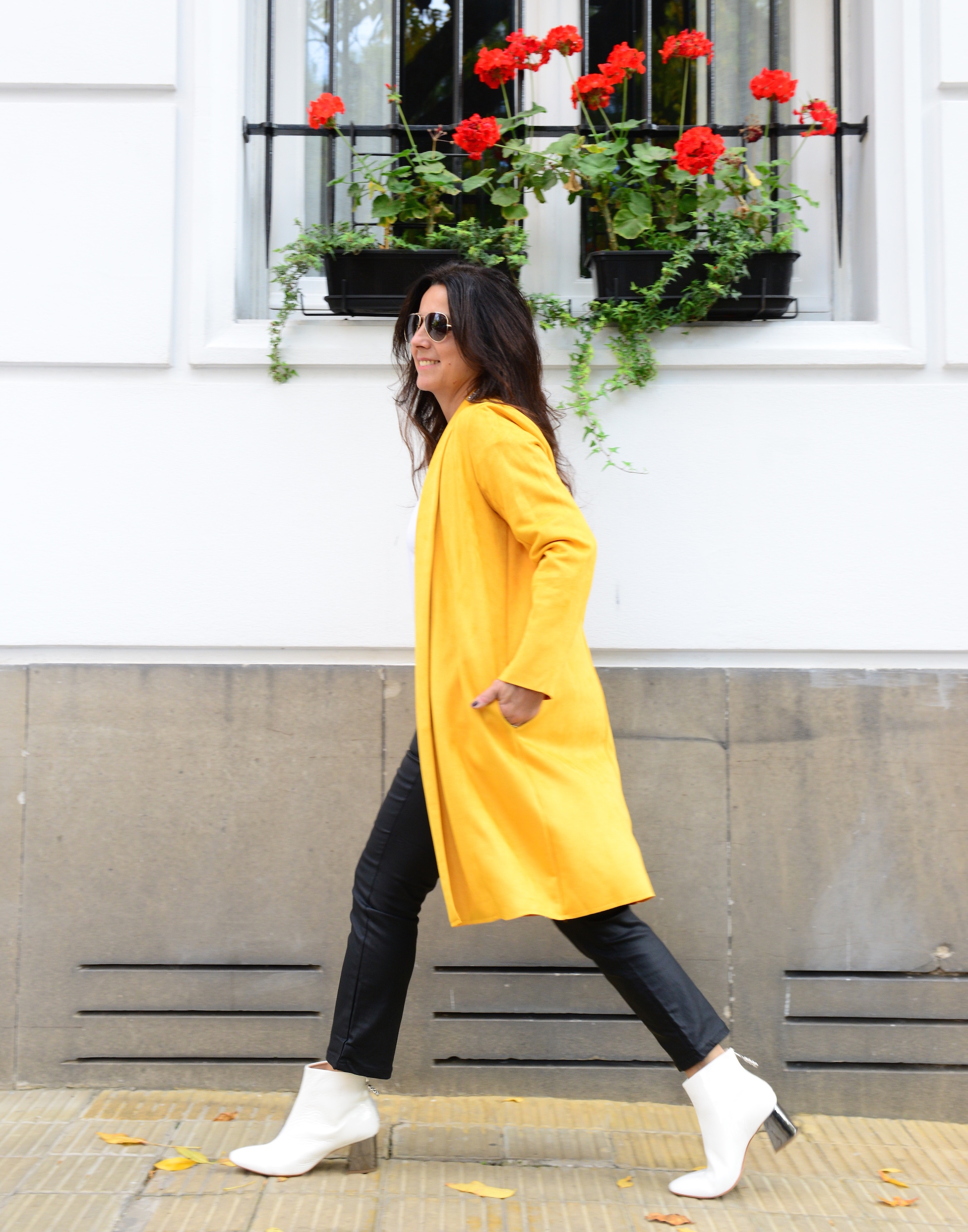 Marité Rizzo con tapado amarillo. Foto: Alejandro Carra