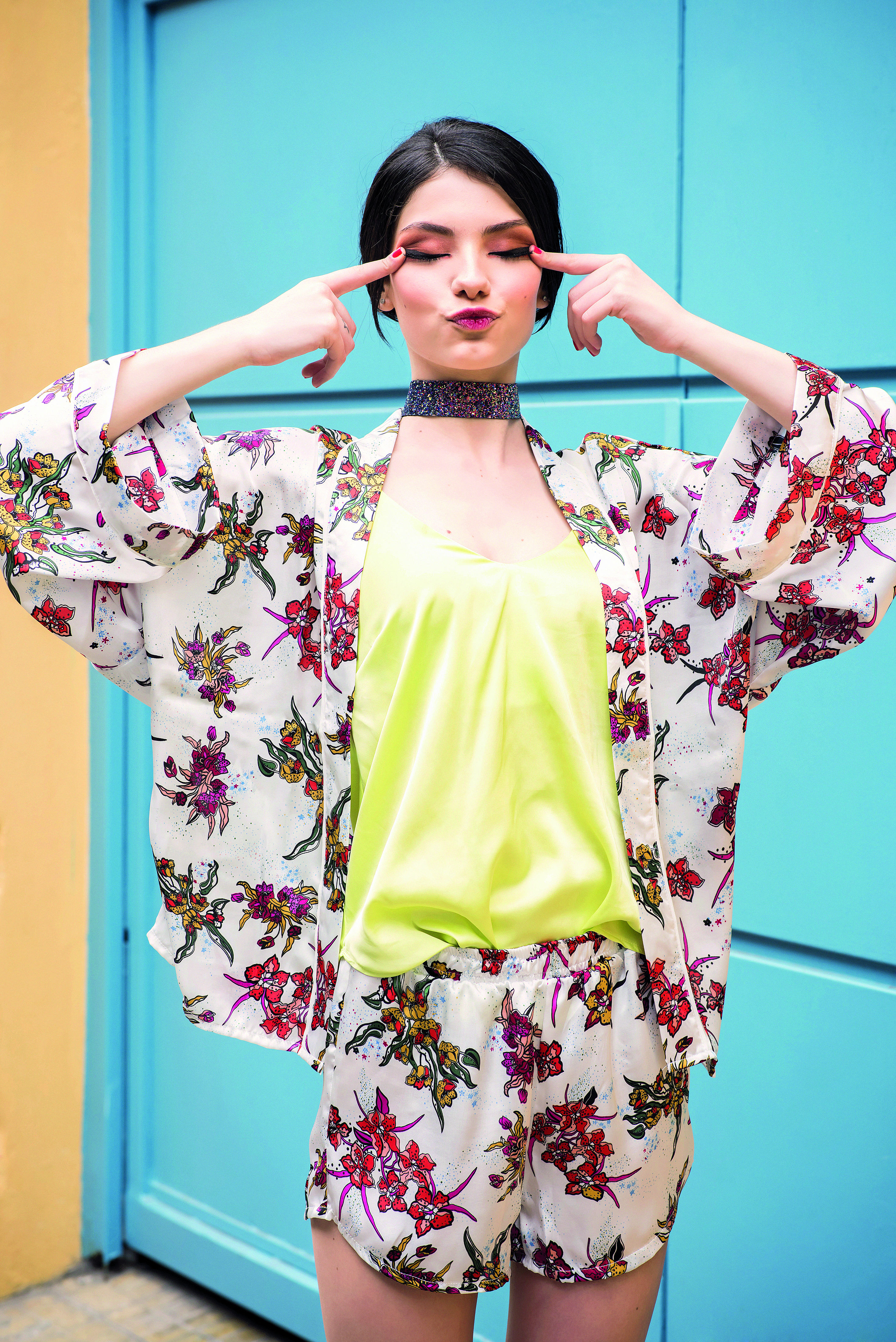 Musculosa (Rié), short y kimono floreado (Peuque) y maxichoker (Todomoda)