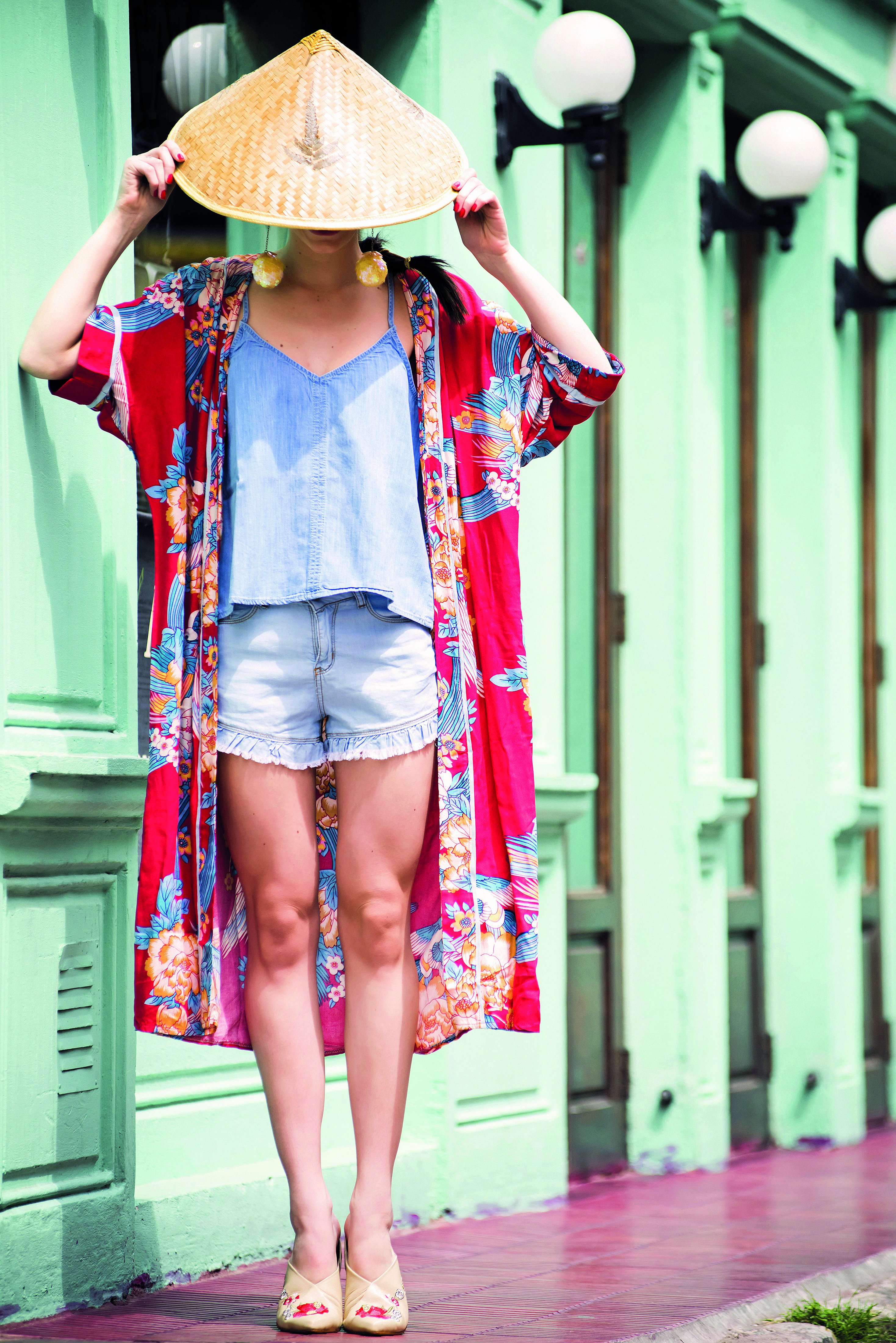 Musculosa de denim (Te lo juro), kimono largo (Tibetano), short con bolados (Te lo juro), mules bordados (Sofi Martiré), aros de paillettes (Gabriela Capucci).