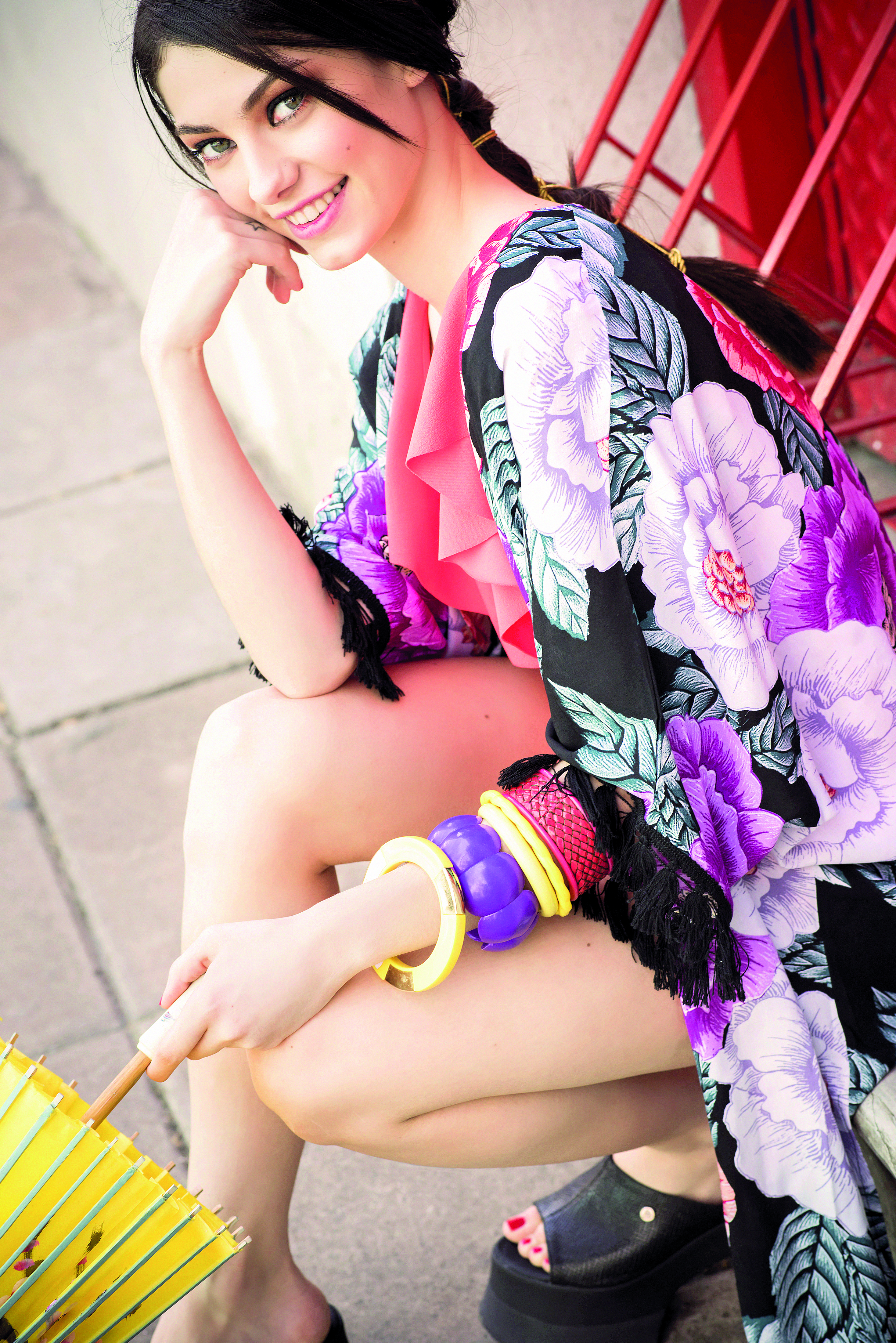 Mono conbolado (Muaa), kimono con flecos (Veive), Sandalias (Citadina), y pulceras (Gabriela Capucci)