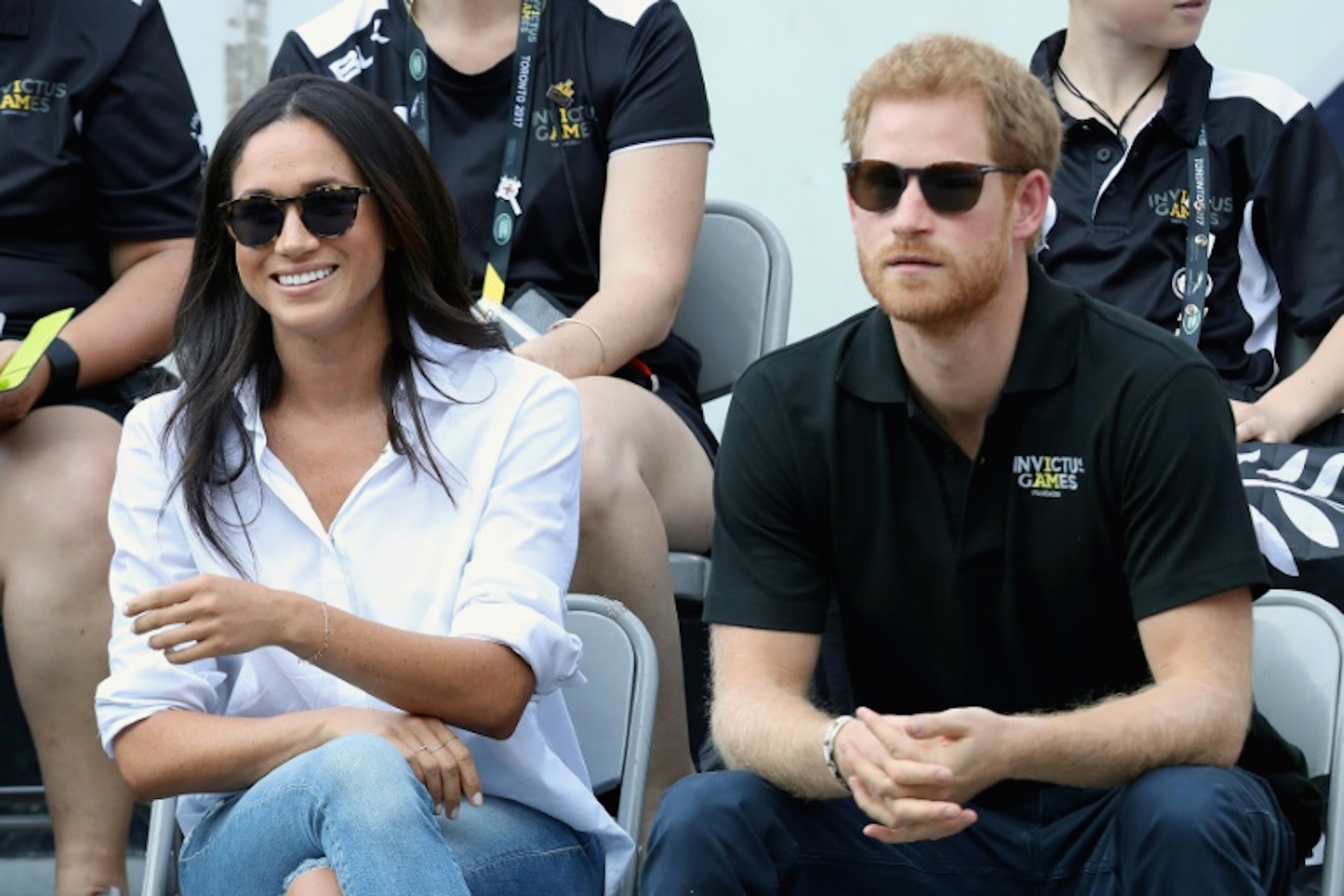 En esta foto en Toronto, el 25 de septiembre de 2017, unos meses antes de su boda con el príncipe Enrique, Meghan Markle lucía unos pantalones rasgados y una camisa informal (GETTY IMAGES NORTH AMERICA/AFP/Archivos - Chris Jackson)