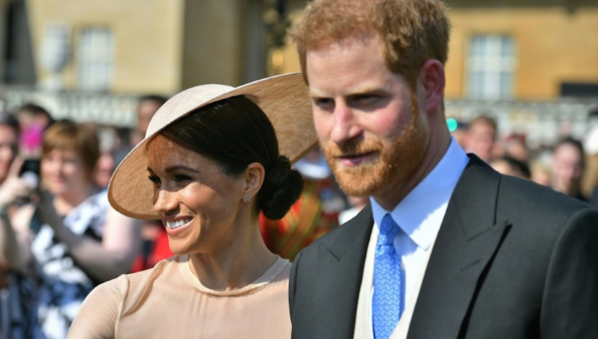 Los duques de Sussex, Meghan Markle y el príncipe Enrique de Inglaterra, en la celebración del 70º cumpleaños del príncipe de Gales, en el Palacio de Buckingham el 22 de mayo de 2018 (POOL/AFP - Dominic Lipinski)