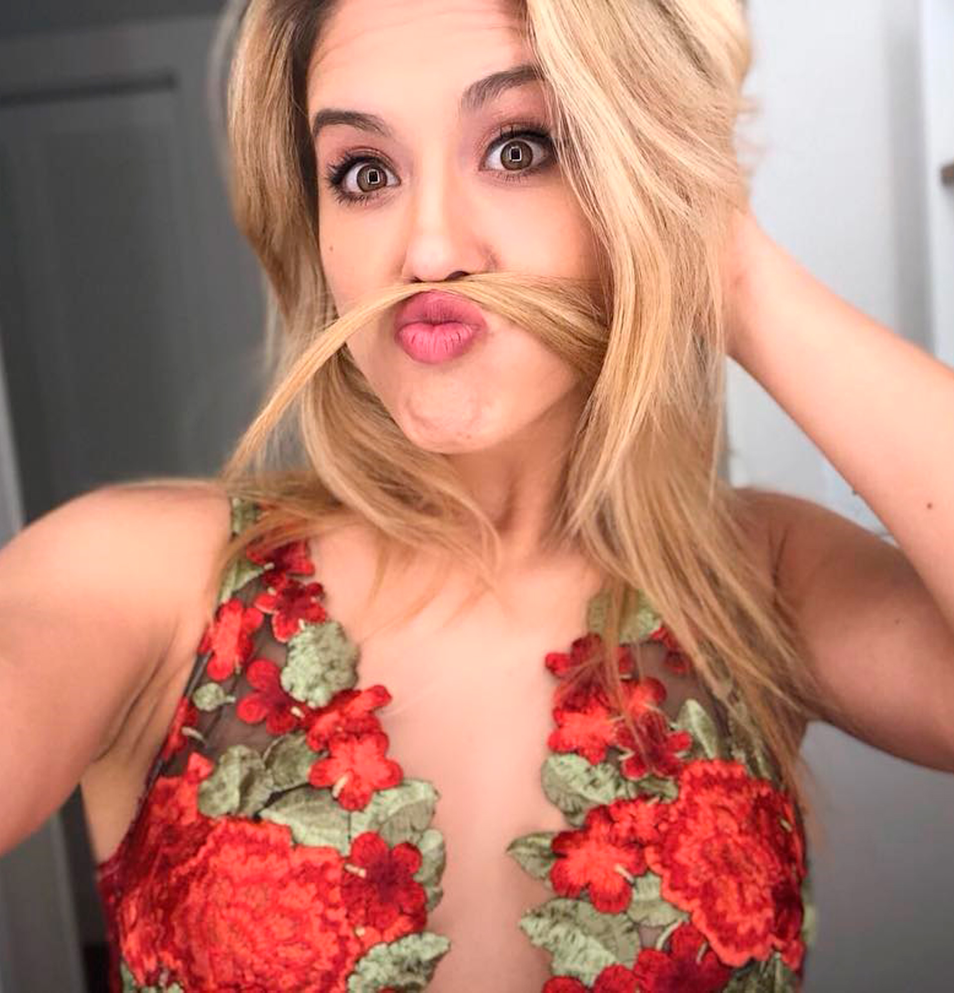 “El último día rubia” A través de su cuenta de Instagram, Flor Vigna se despidió de su color pelo con esta foto.