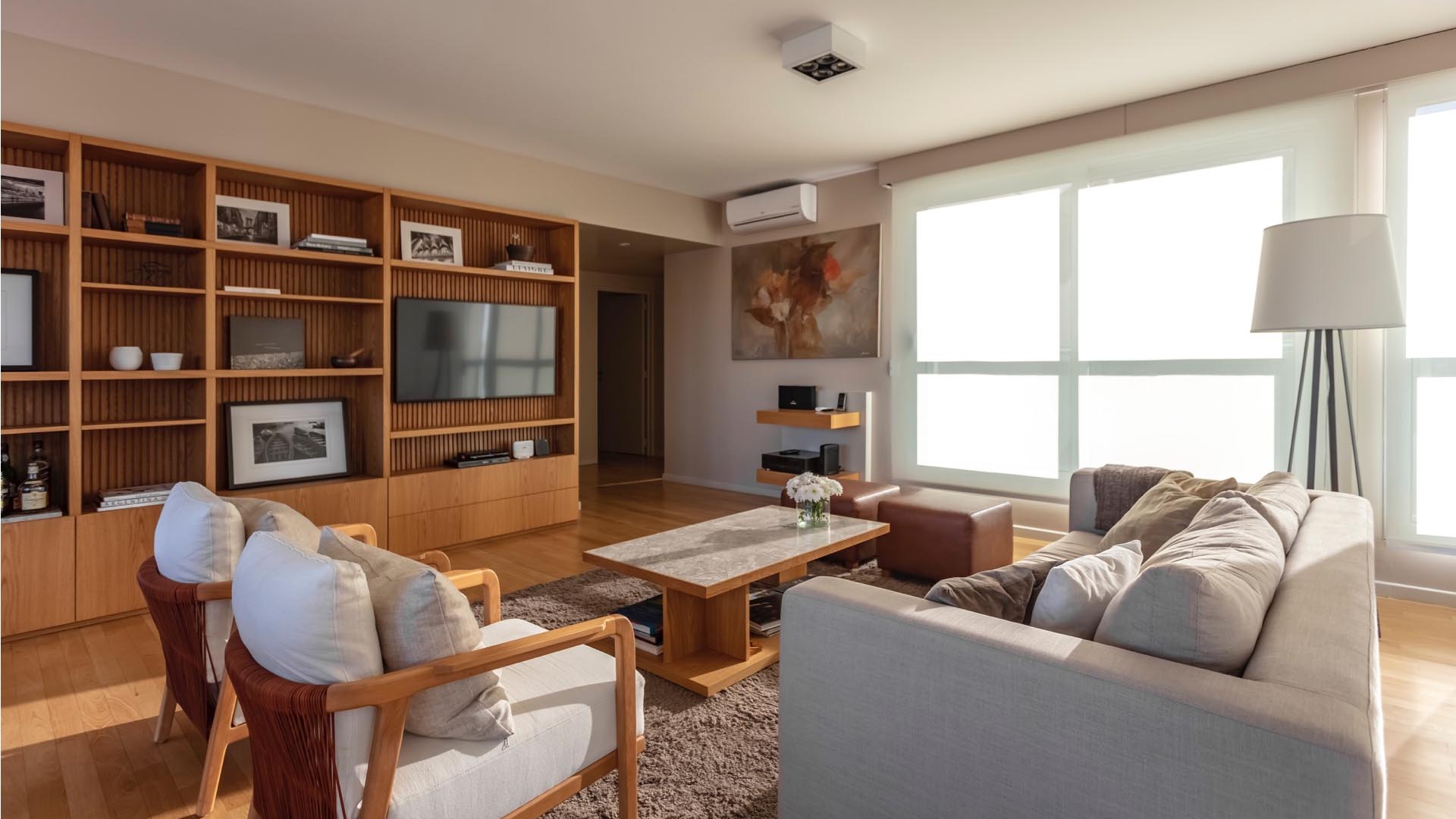 En el living, colores cálidos se combinan con neutros. Los muebles, de manufacgura contemporánea.