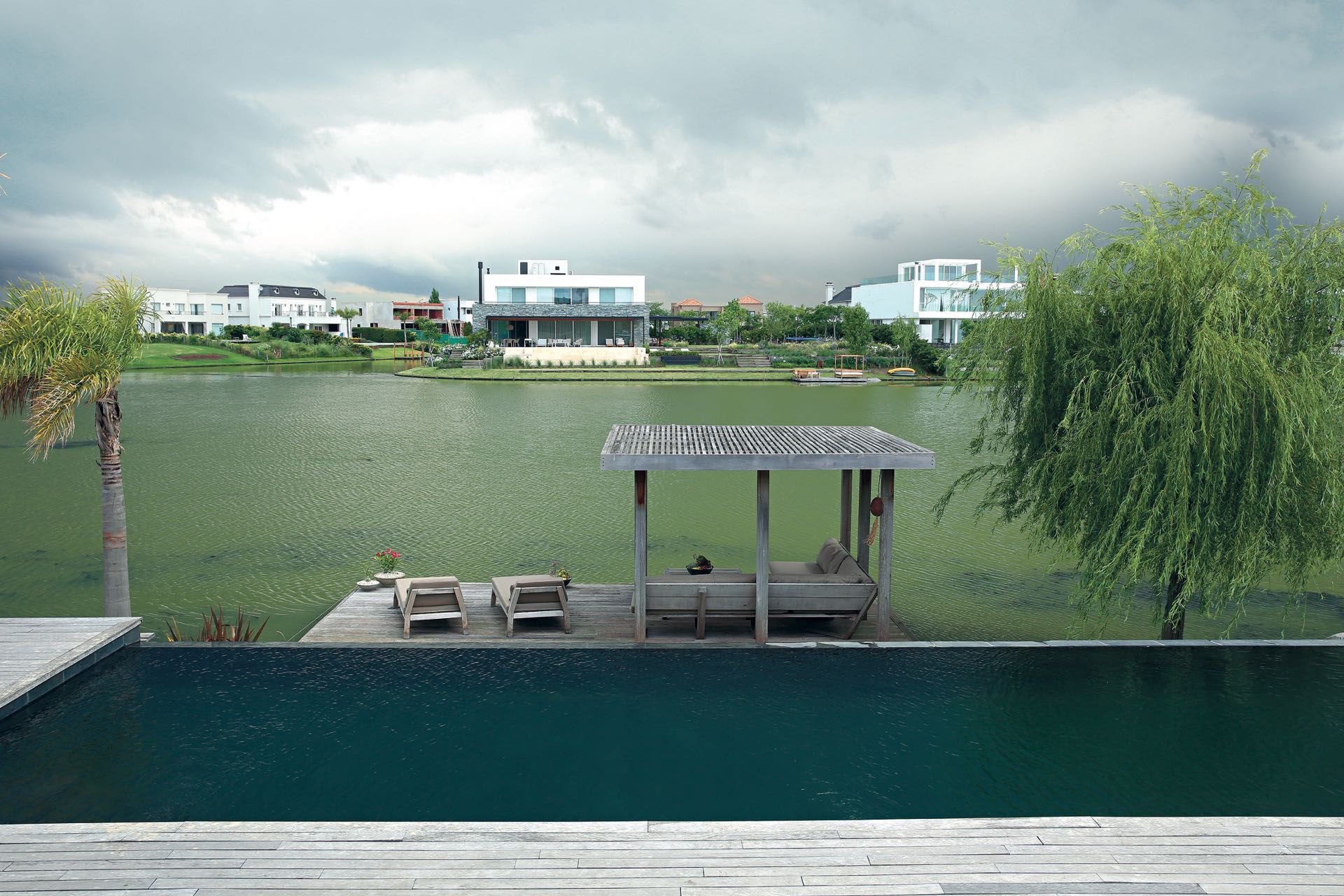 Deck con pérgola.