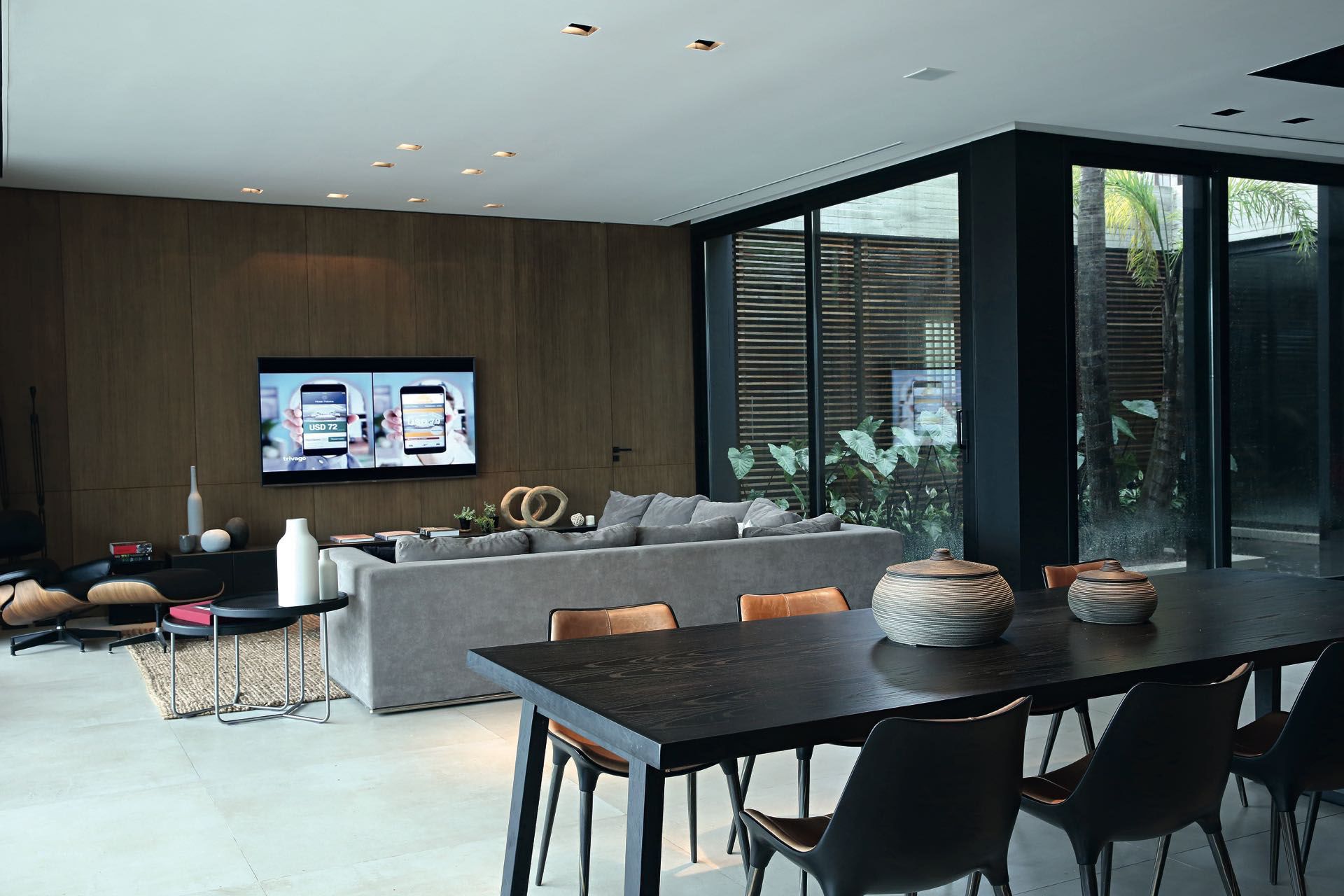 En el área social rigen los tonos neutros y los muebles de diseño contemporáneo.
