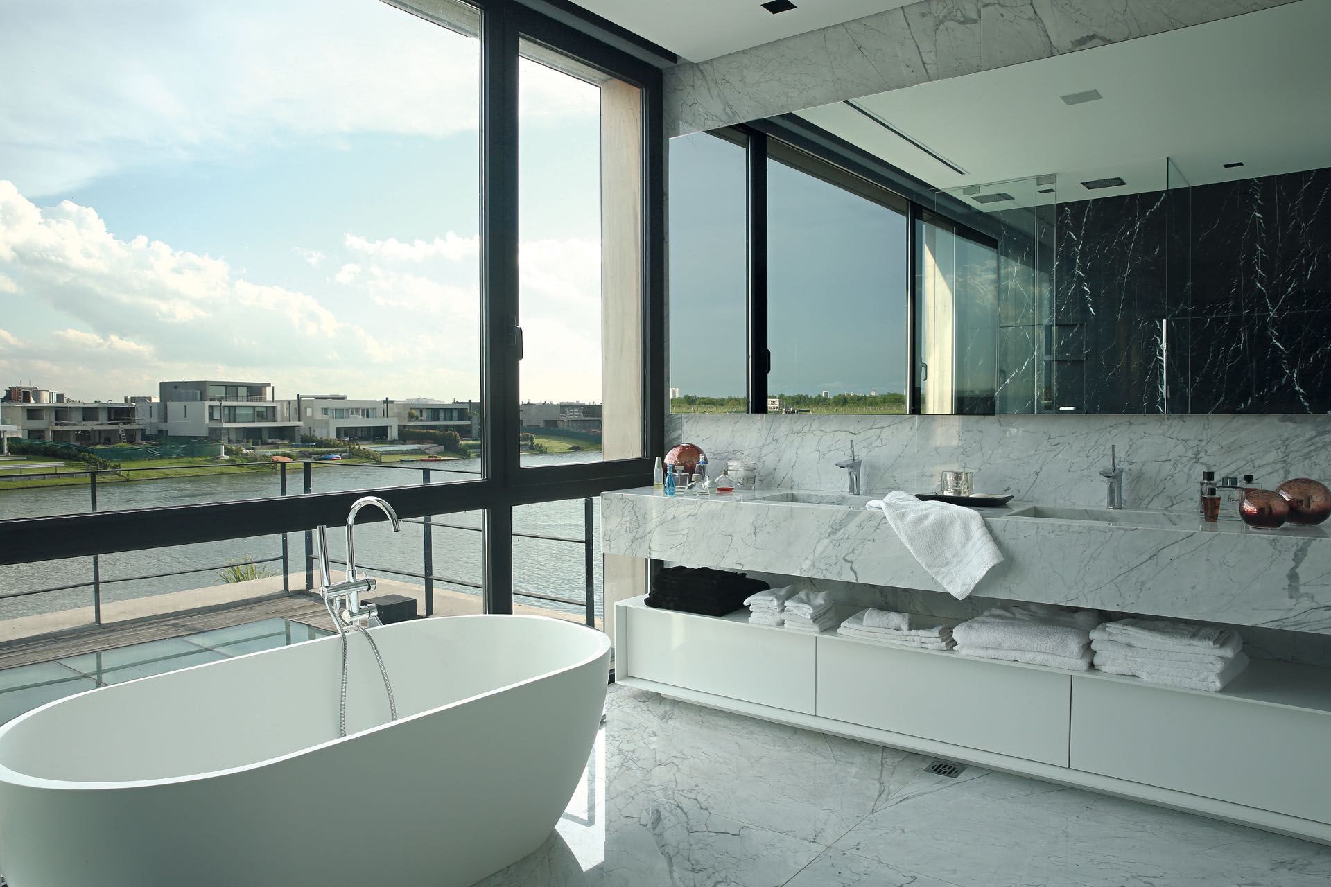 El baño principal con vista al agua