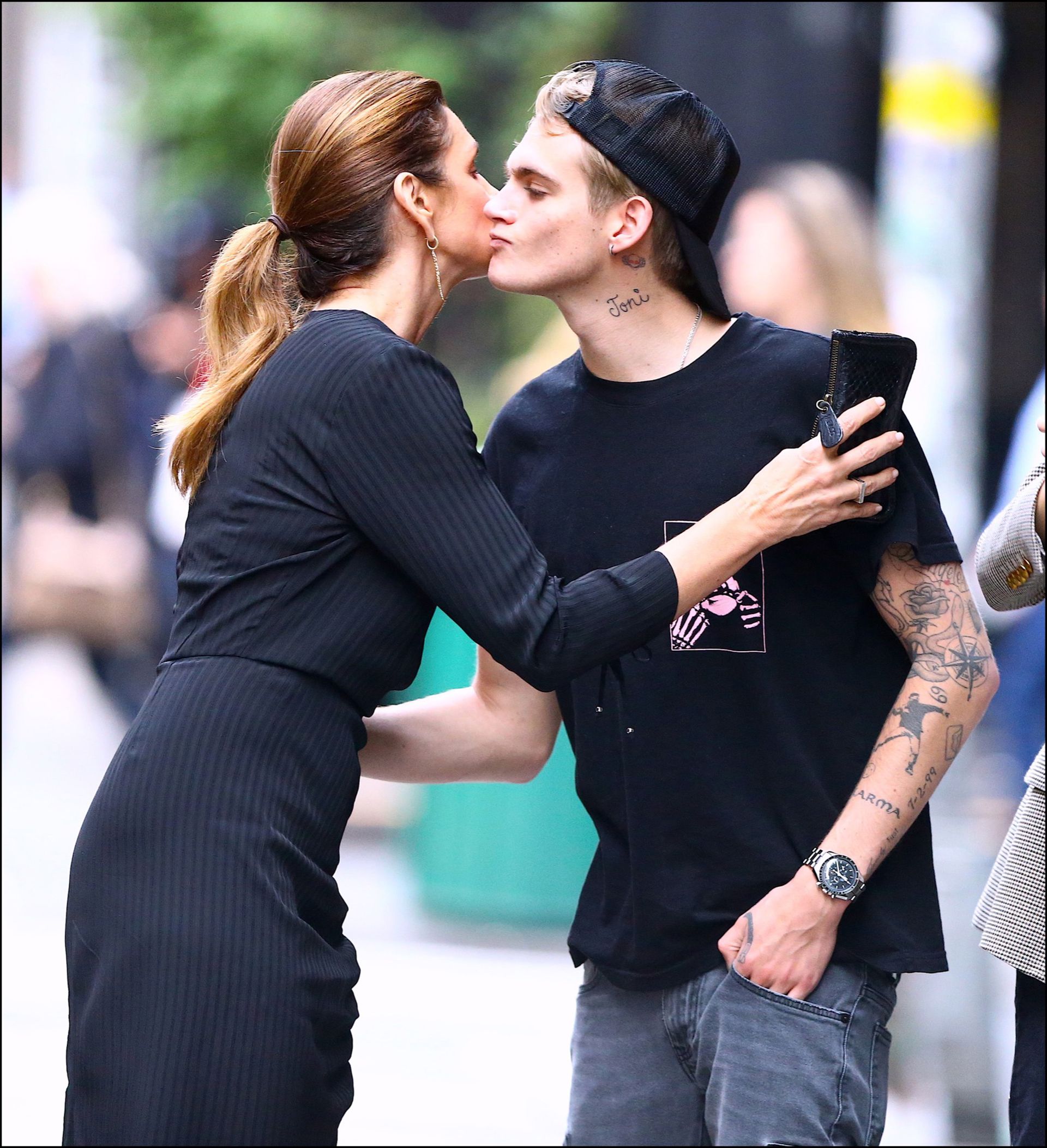 Cindy besa a su hijo. Presley adora los tatuajes. Lleva varios en sus brazos. Sobre el codo del izquierdo y con letra cursiva lleva escrito el nombre de su hermana.