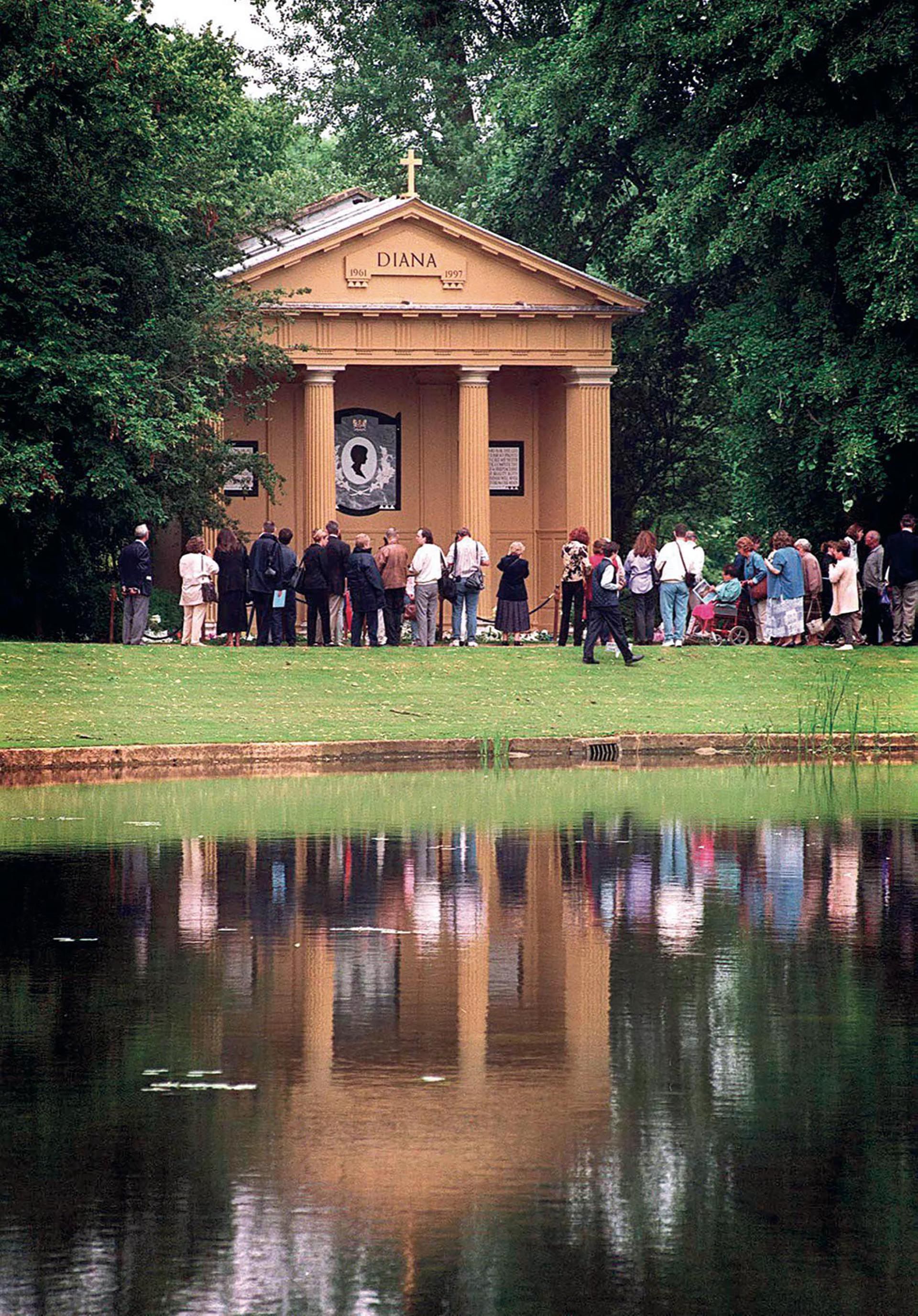En los jardines, el tempo dedicado a Diana, donde sus admiradores podrán rendirle tributo.