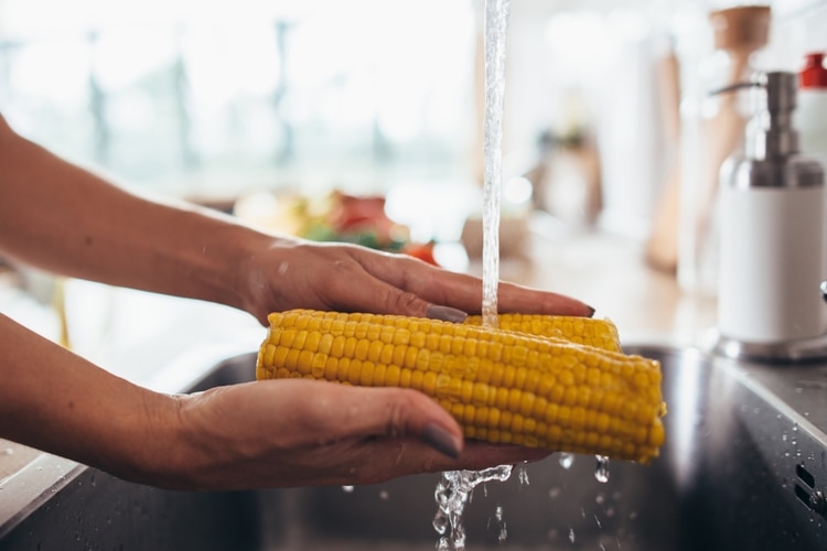 Las frutas y verduras deben lavarse con agua corriente antes de guardarlas en heladera.