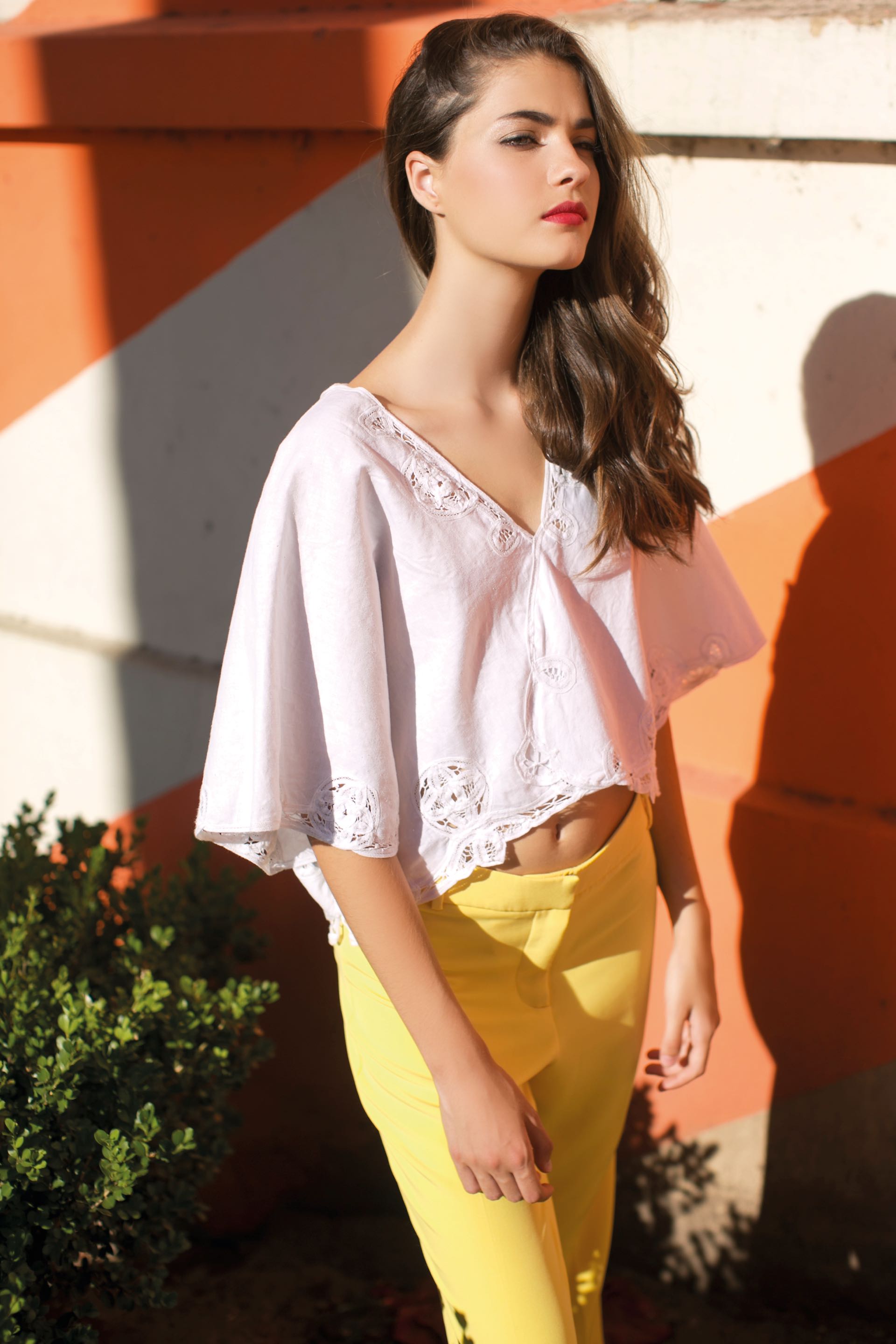Blusa tipo poncho de lino bordado (Vero Alfie) y pantalon chupín (Portsaid). (Foto Sebastián Cid/ Para Ti)
