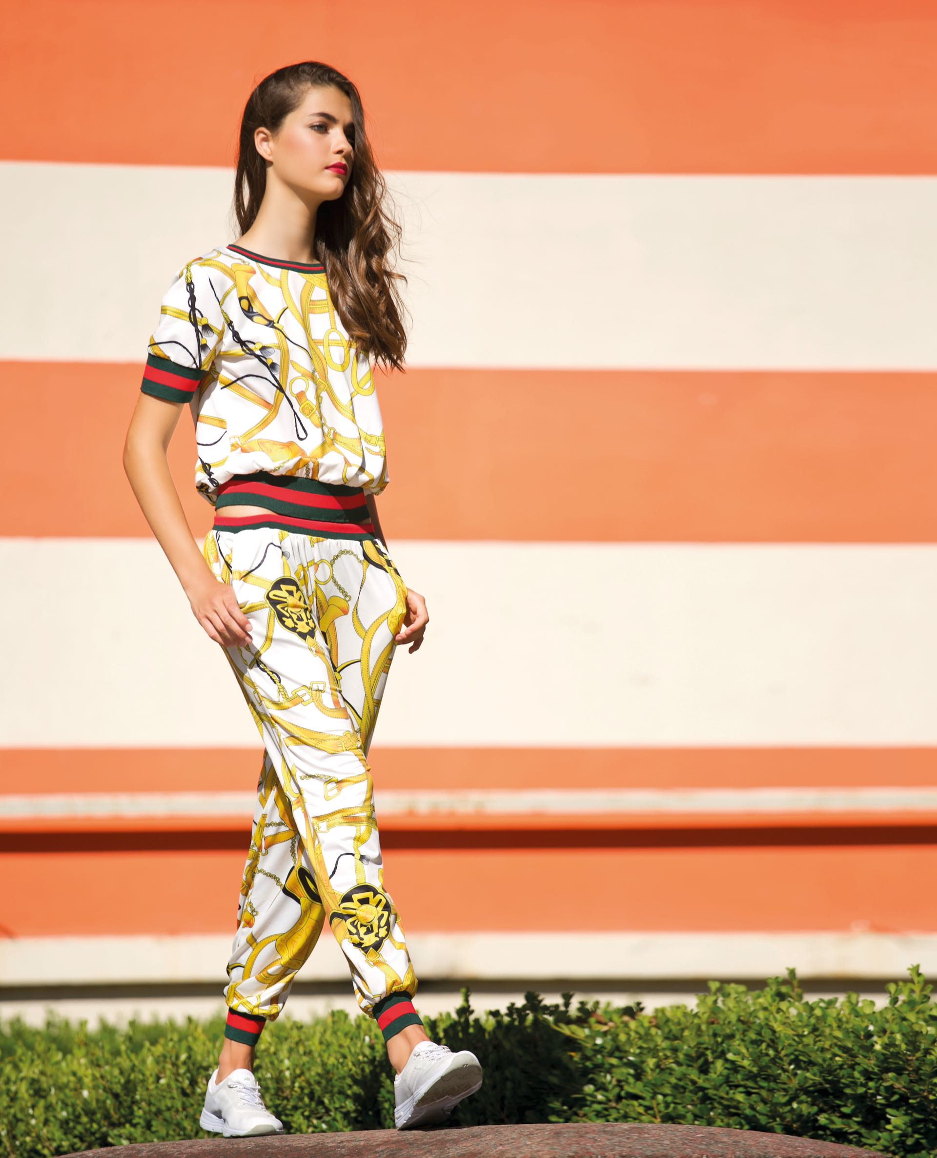 Remera y pantalón estampados con puño rayado (Brava) y zapatillas (Hush Puppies). (Foto Sebastián Cid/ Para Ti)