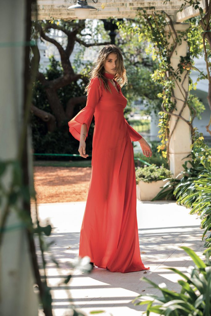Vestido de gasa y terciopelo con detalles bordados ($ 7.900, Rapsodia). Vestido con mangas acampanadas (Naíma)