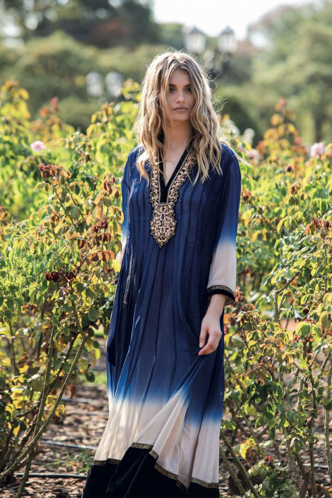 Vestido de gasa y terciopelo con detalles bordados ($ 7.900, Rapsodia)