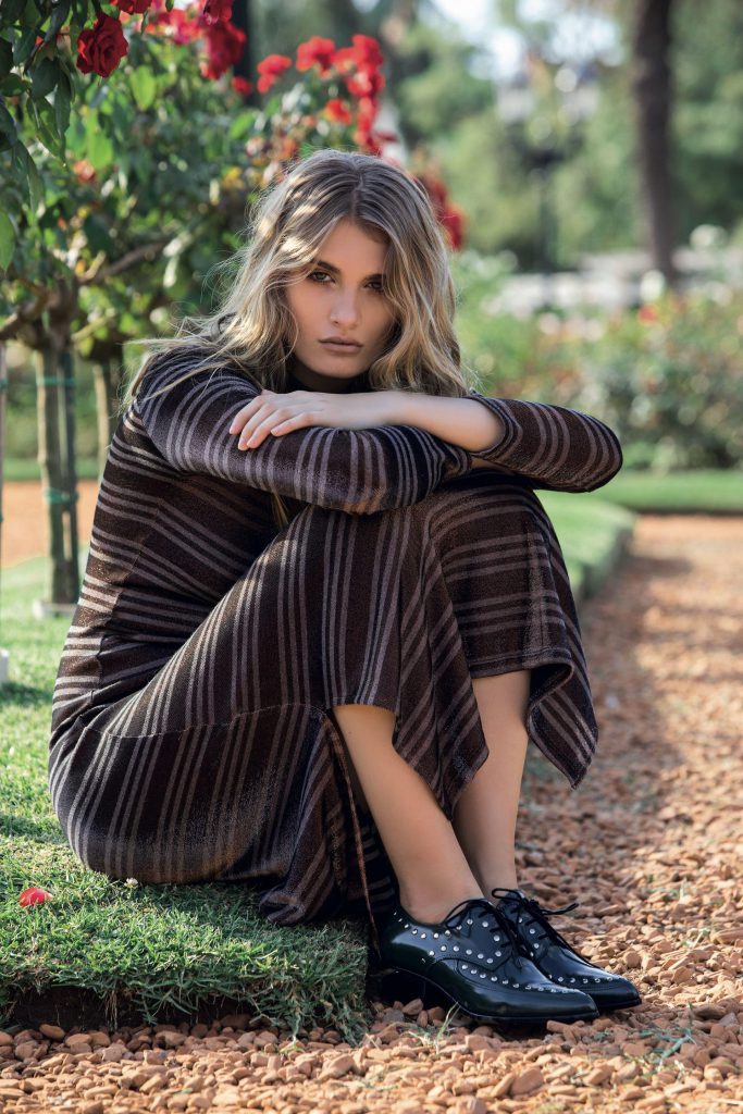 Vestido al cuerpo rayado con hilos metalizados ($ 4.900, Uma) y acordonados con tachas (Blaquè). Vestido de gasa bordado ($ 6.000, Clara Ibarguren) y pañuelo ($ 585, AY Not Dead).