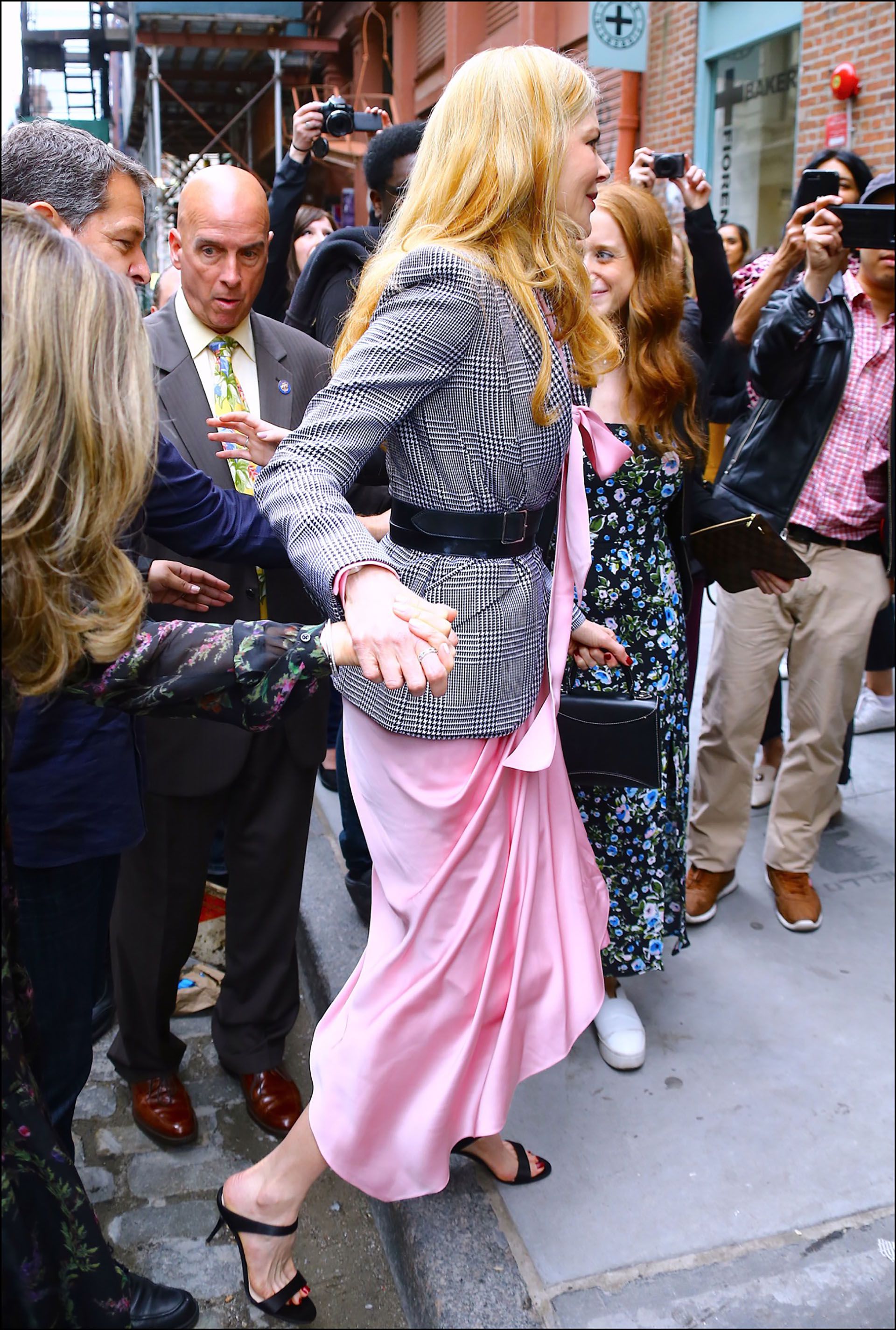 Llegó vestida con un look muy trendy y elegante.
